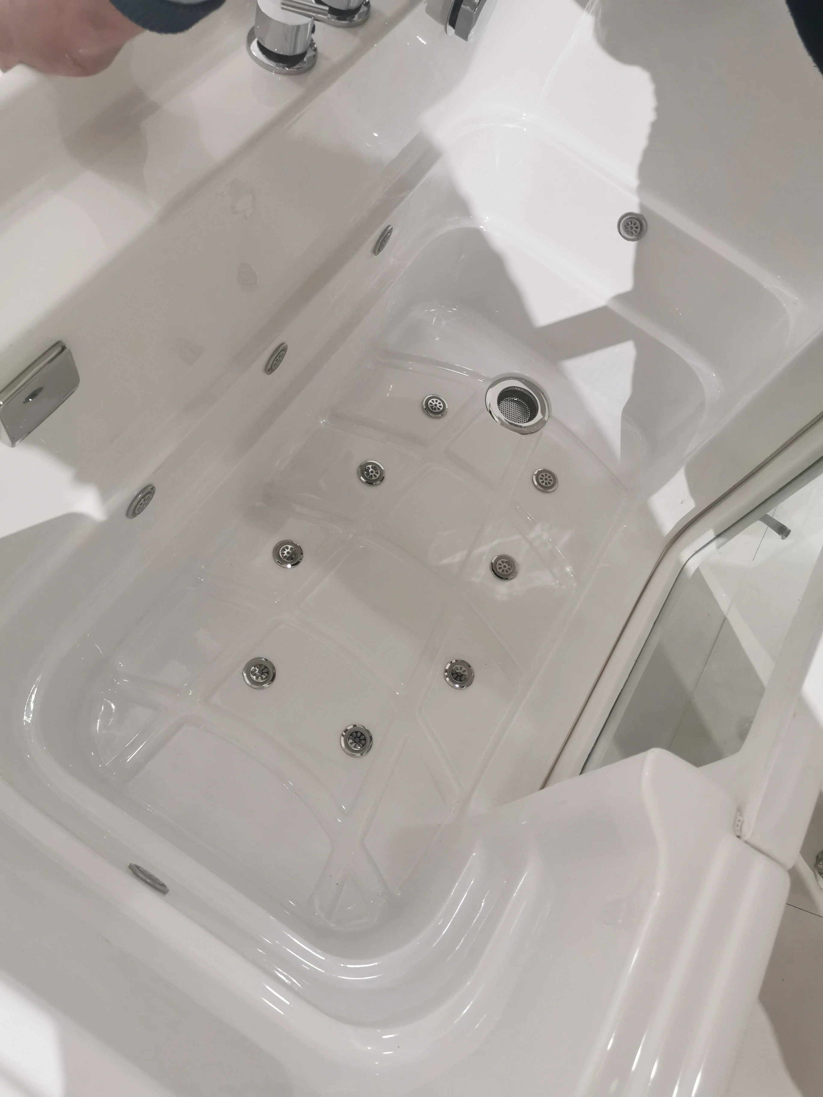 Ladder door design white color pet nanobubbles bathtub