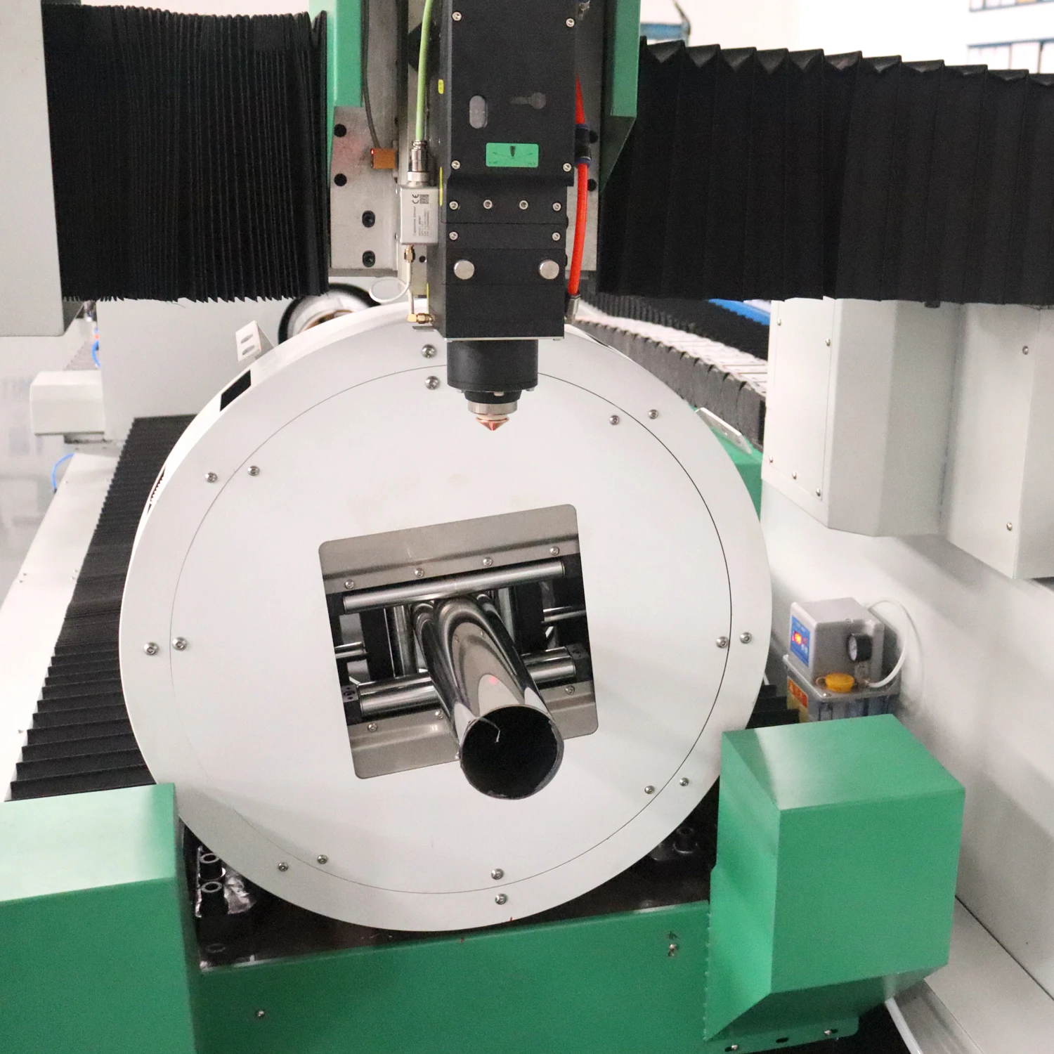 1530 1560 Mild Steel/Aluminum/SS Fiber Optical Laser Cutting Machine Metal Plate And Pipe Cutting Machine With Automatic Rotary