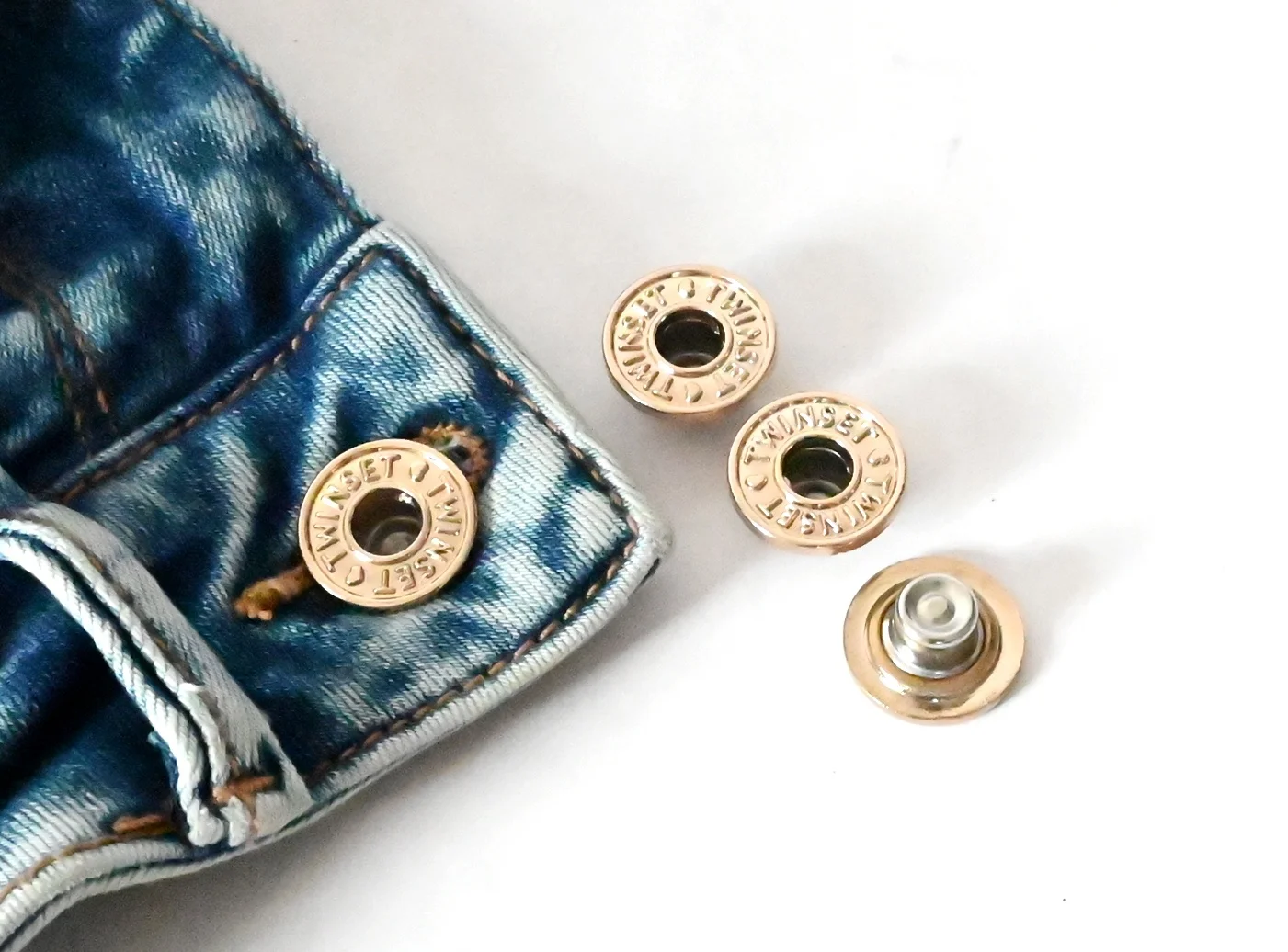 Zinc Alloy metal jacket custom logo engraved jeans button pin making machine for denim jacket jeans clothes