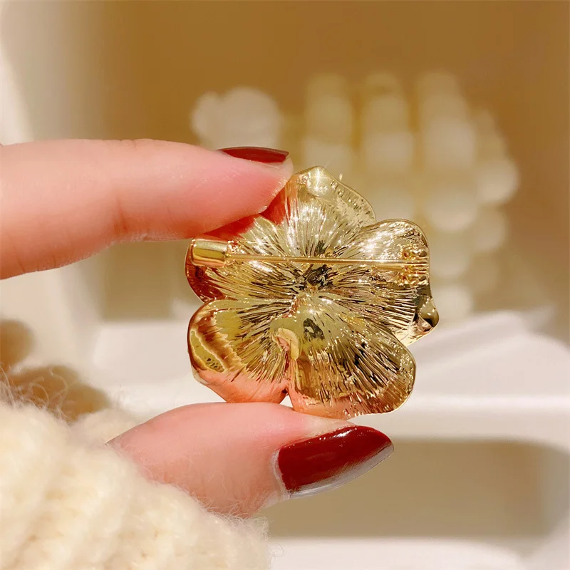 New Flower Design Diamond Camellia Brooches For Ladies Elegant Decorative Brooch Kilt Pin