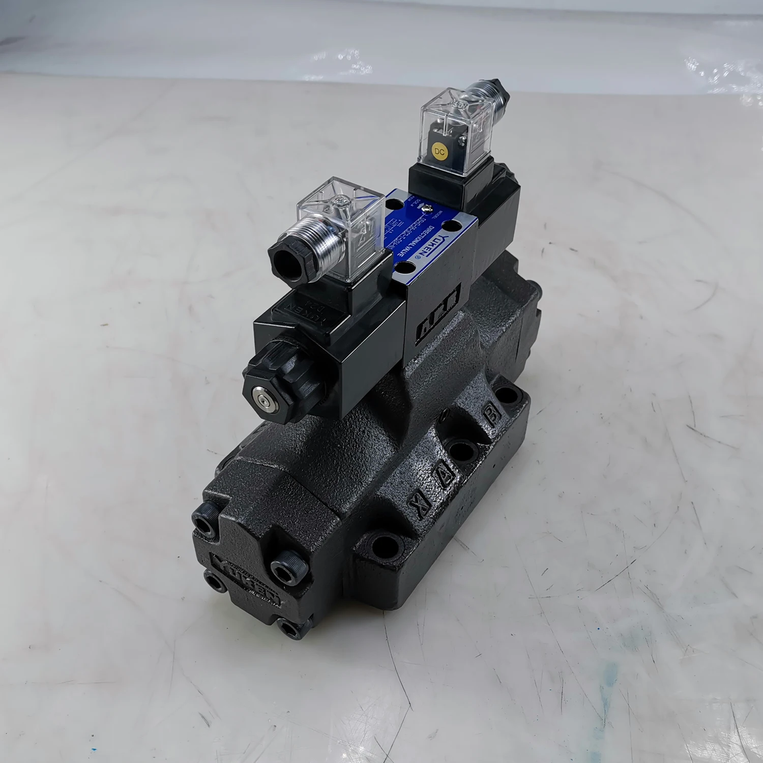 YUKEN DSG/DSHG hydraulic reversing solenoid valve DSHG-04-2B10-E-D24-N1-50 DSHG-04-3C2-D24-50 electro-hydraulic control valve