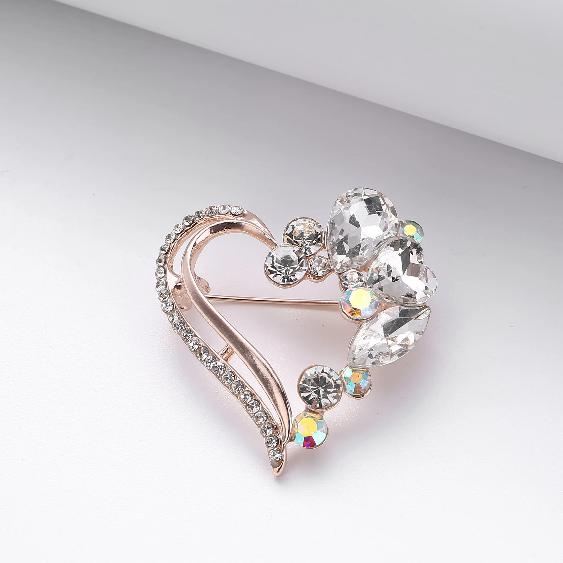 love pearl brooch 2024 new fashion high-grade women delicate corsage fixed clothing accessories wholesale