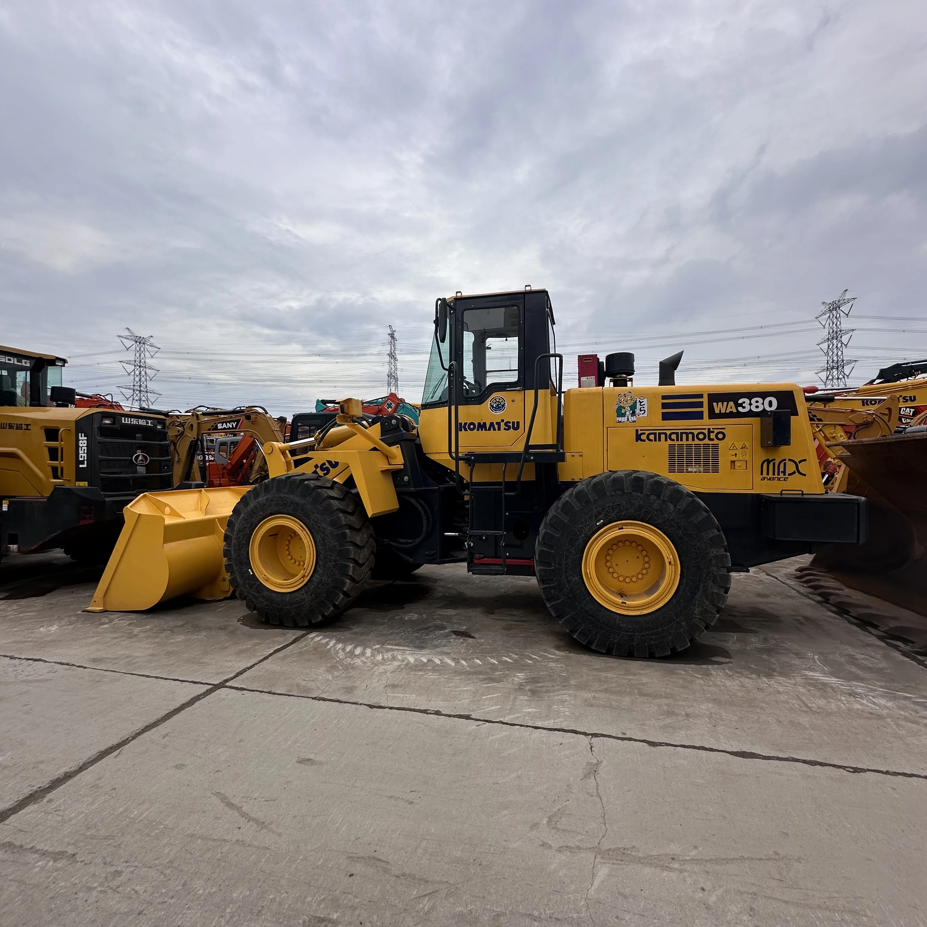 Подержанный погрузчик Komatsu 16 тонн объем ковша 3 кубических метров оригинальная краска немодифицированная б/у для продажи