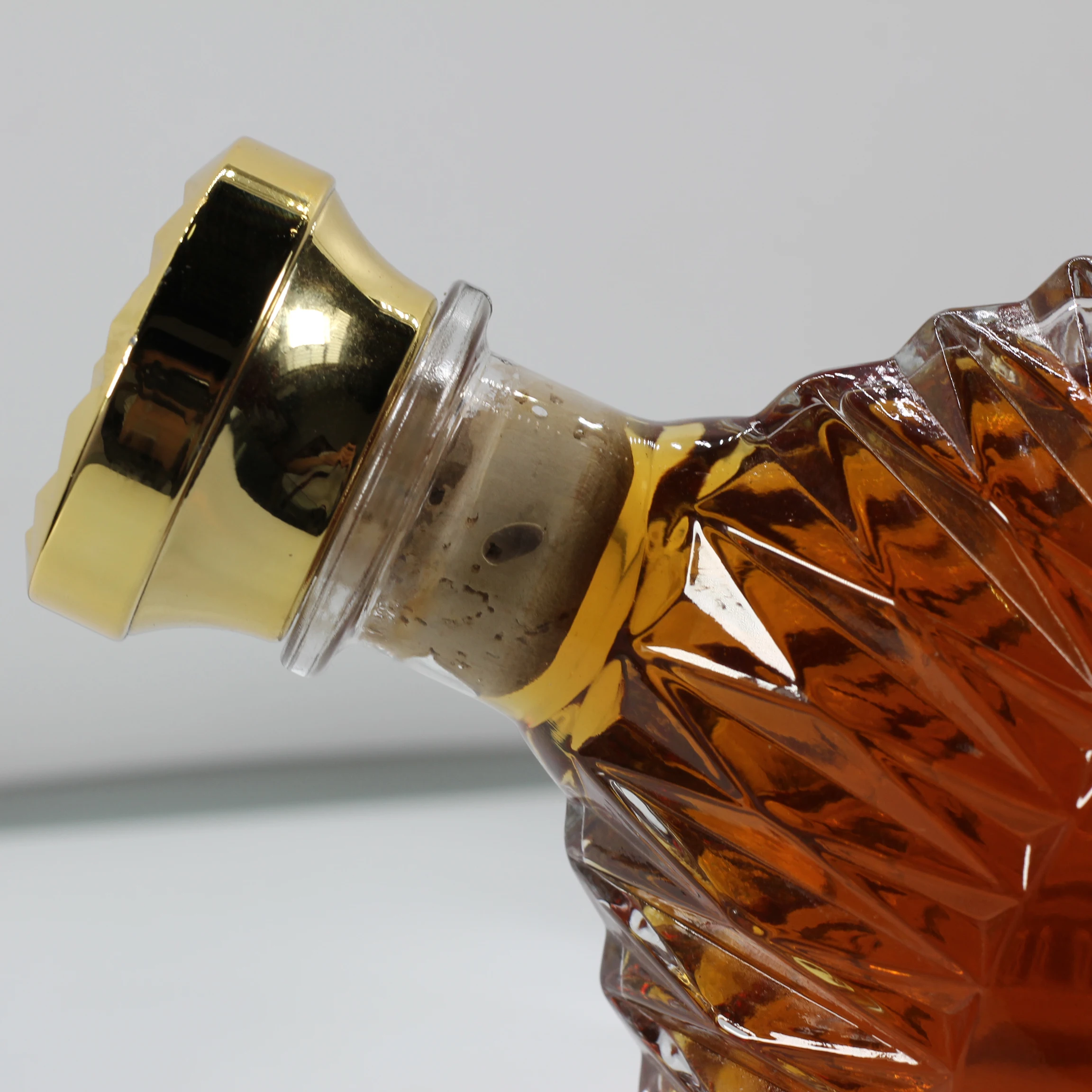 750ml glass liquor wine Vodka tequila gin bottle Fancy Liquor Glass Bottle with sealed cork lid