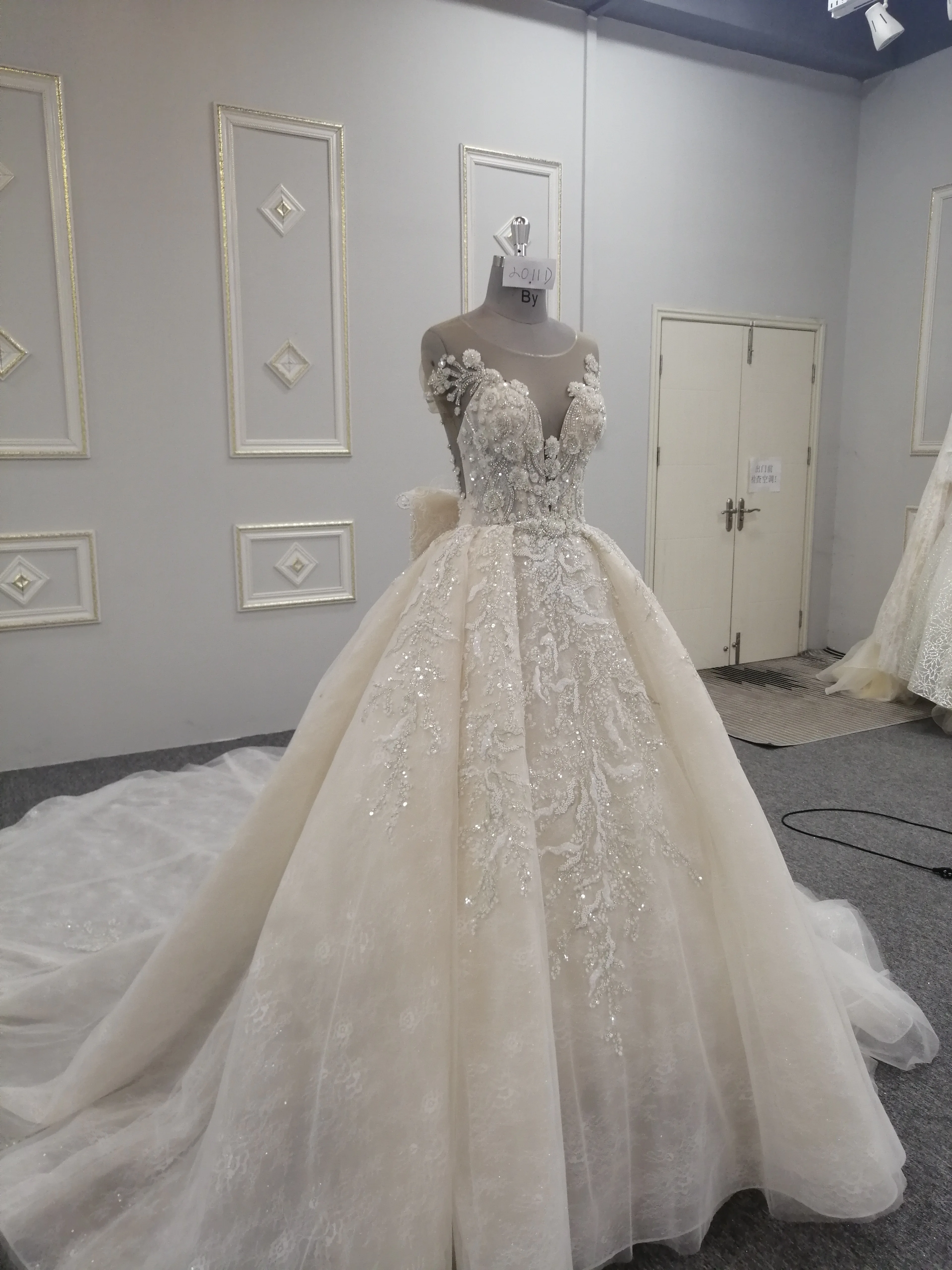 Luxury Crystal Wedding Dresses High Quality Lace Embroidery Luxury Tail Bridal Wedding gowns