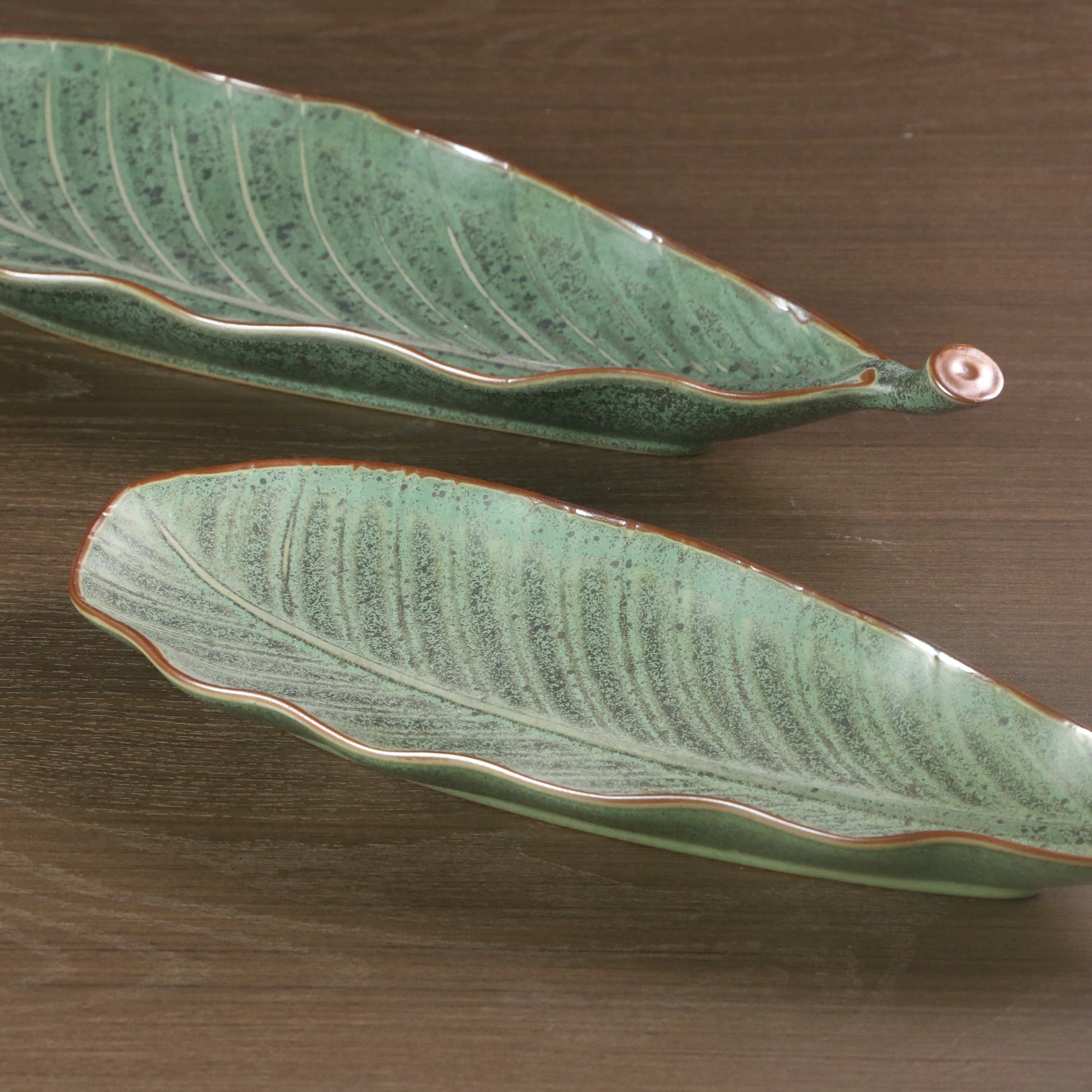 Wholesale custom restaurant creative bamboo green leaf shape design ceramic snack dishes plates porcelain sushi plate