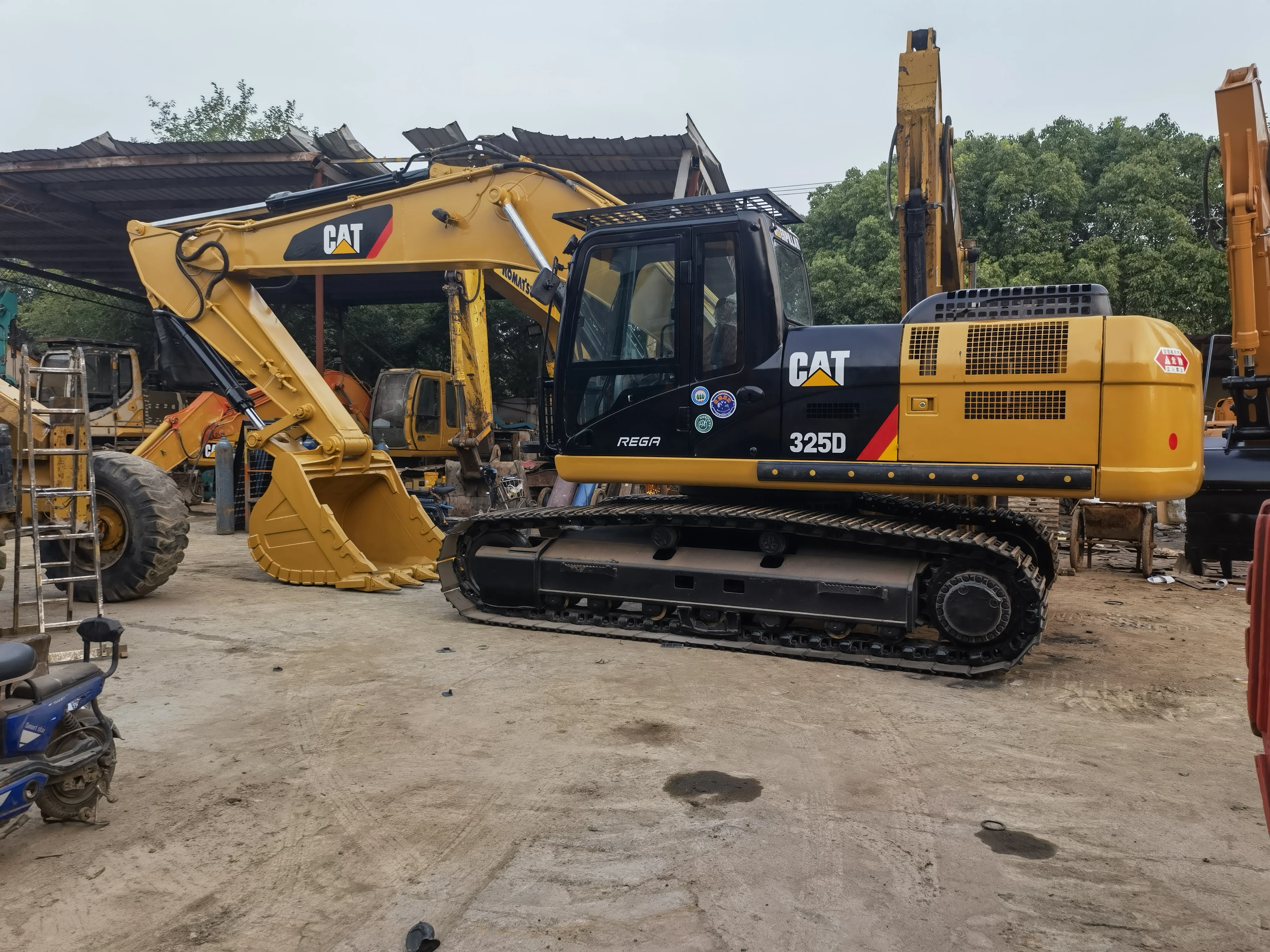 Japan original second hand Caterpillar 325D crawler hydraulic excavator stocking in shanghai yard