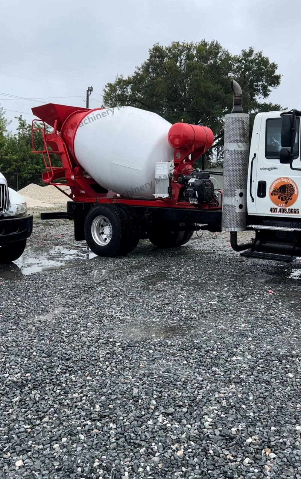 Diesel Engine 32HP Concrete Mixer Machine Tractor Trailer Trucks Automatic Self-loading Cement Mixer Machine