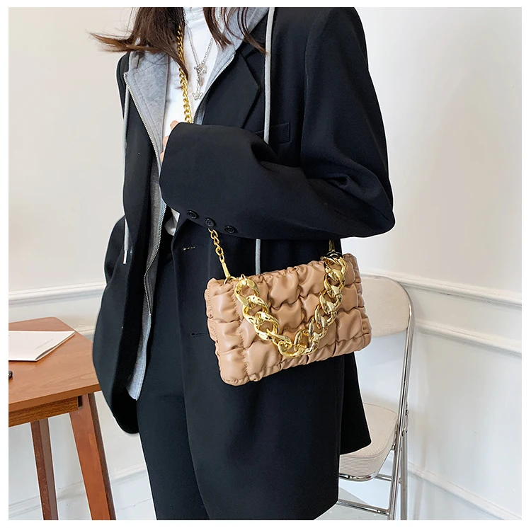 Fashion Europe and America hot sale golden big chain shoulder bag solid color fold chain lady messenger bag