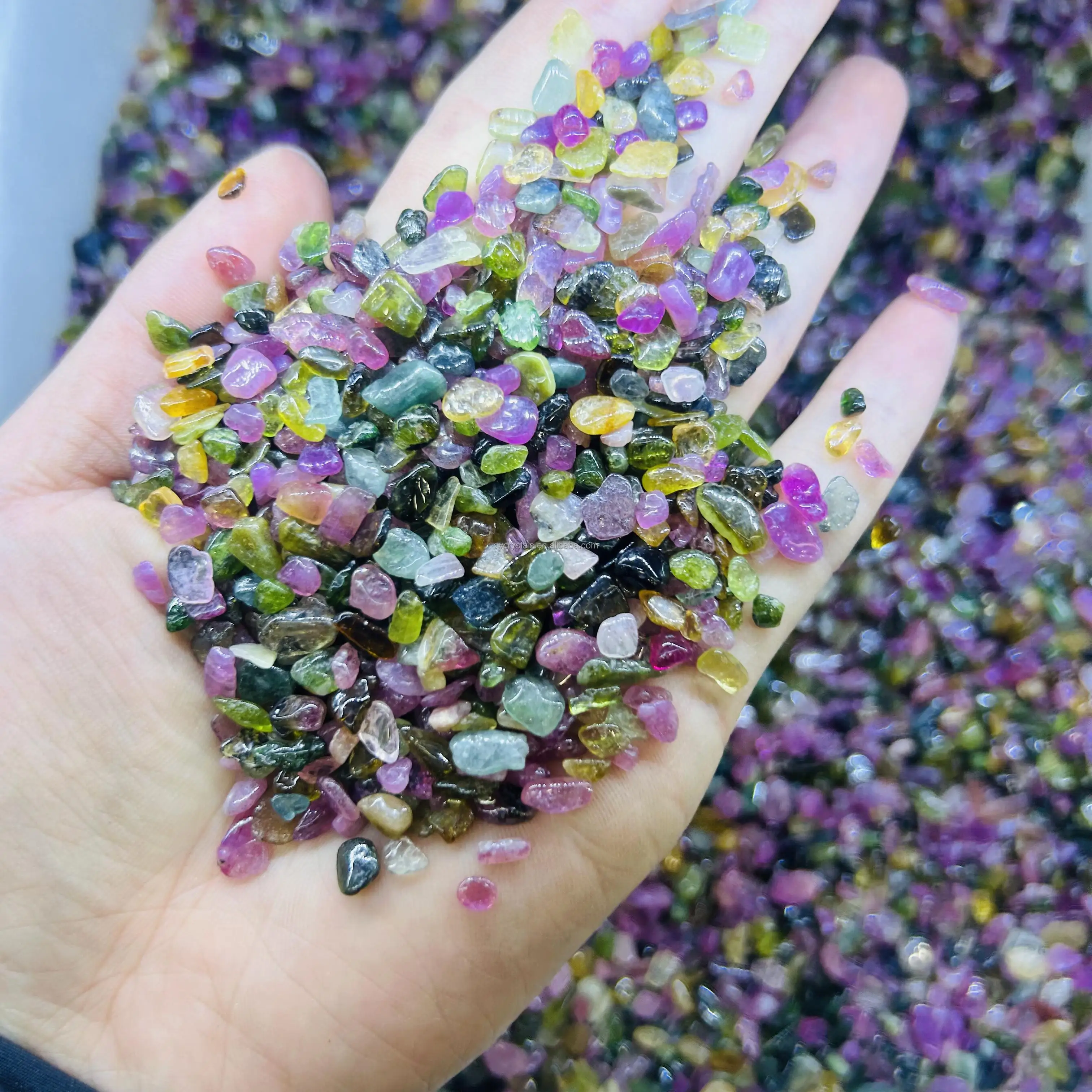 Оптовая продажа высококачественных натуральных красочных турмалиновых чипов лечебный кварцевый гравий Reiki для украшения комнаты