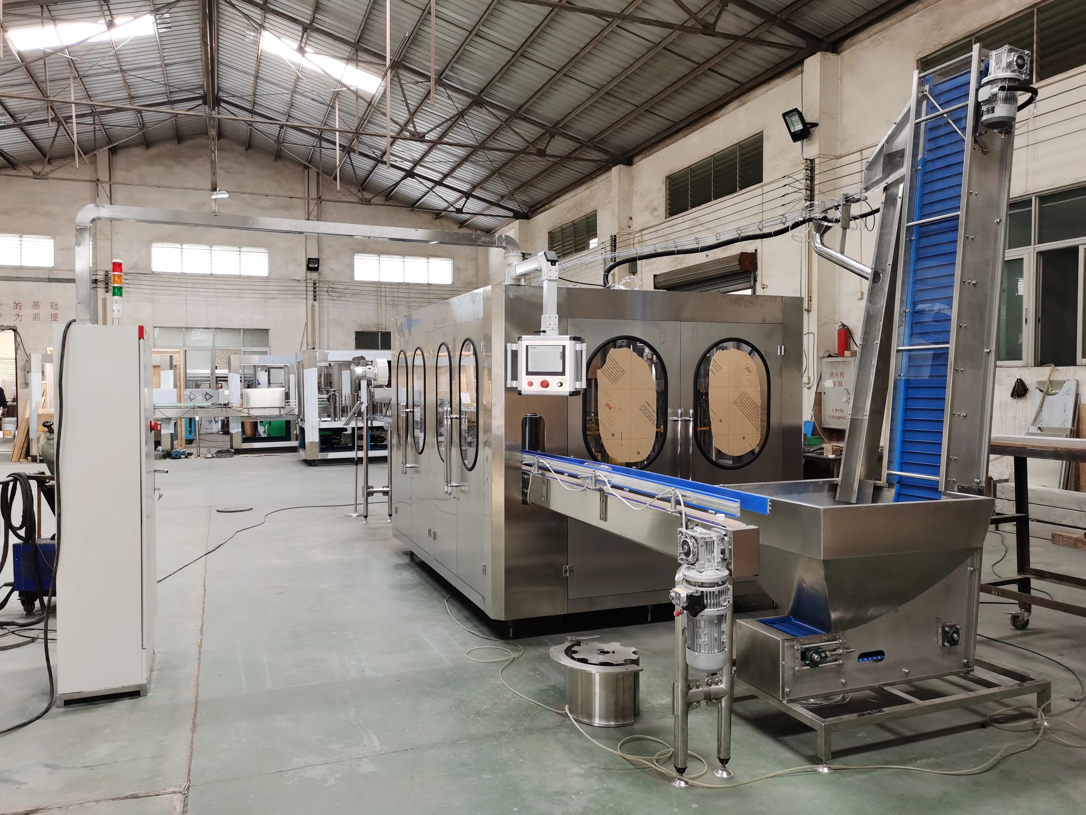 Малая газированная машина для розлива бутылок воды со сверкающей содой производственная линия баррелей в