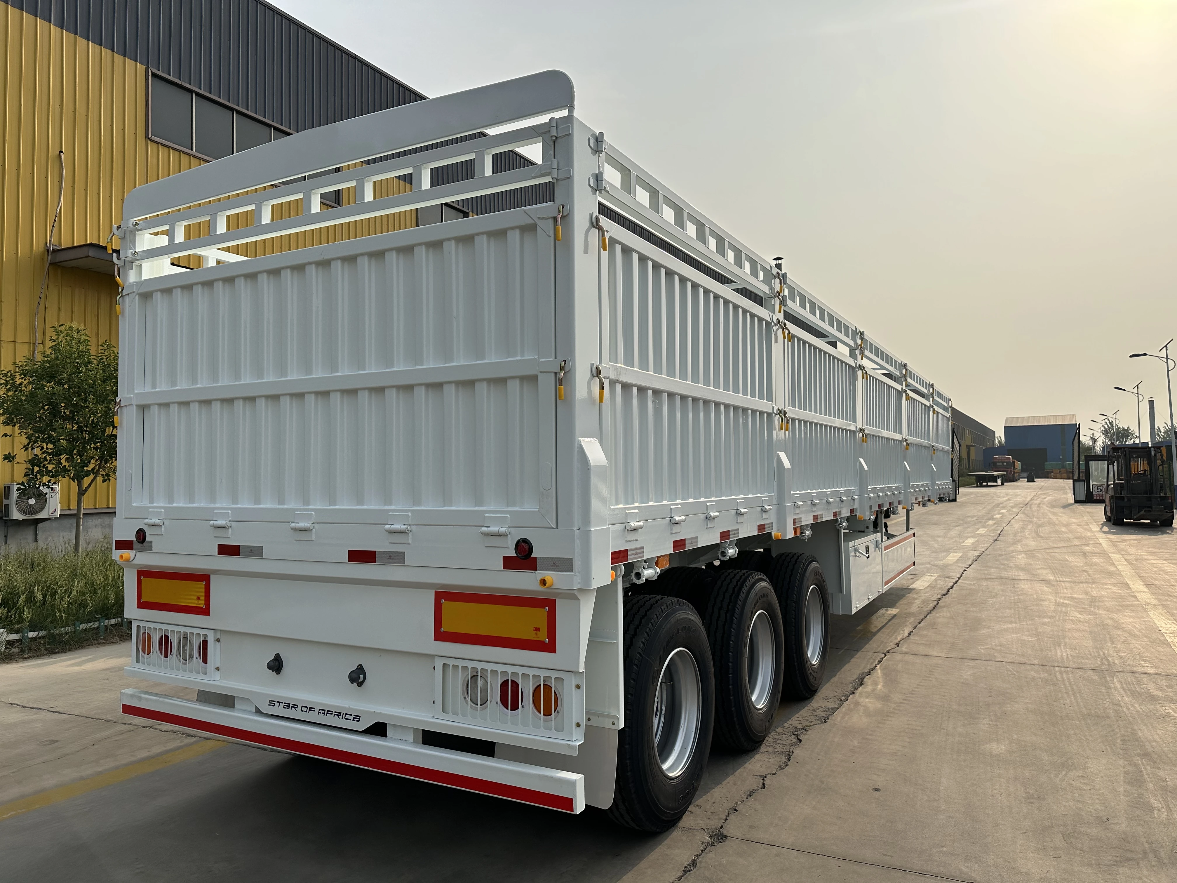 Heavy Duty 2 Axle 3 Axle Poultry Animal Transport Cattle Sheep Livestock Cargo Trailer Livestock Fence Semi Trailer for Sale