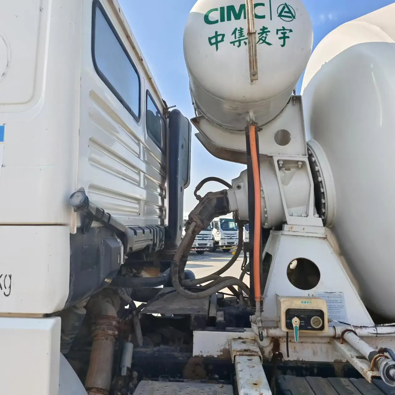 sells hot selling heavy-duty truck HOWO concrete Cement Mixer Truck Electric 6x4 /8X4Self Loading MobileConcreteMixer Truck
