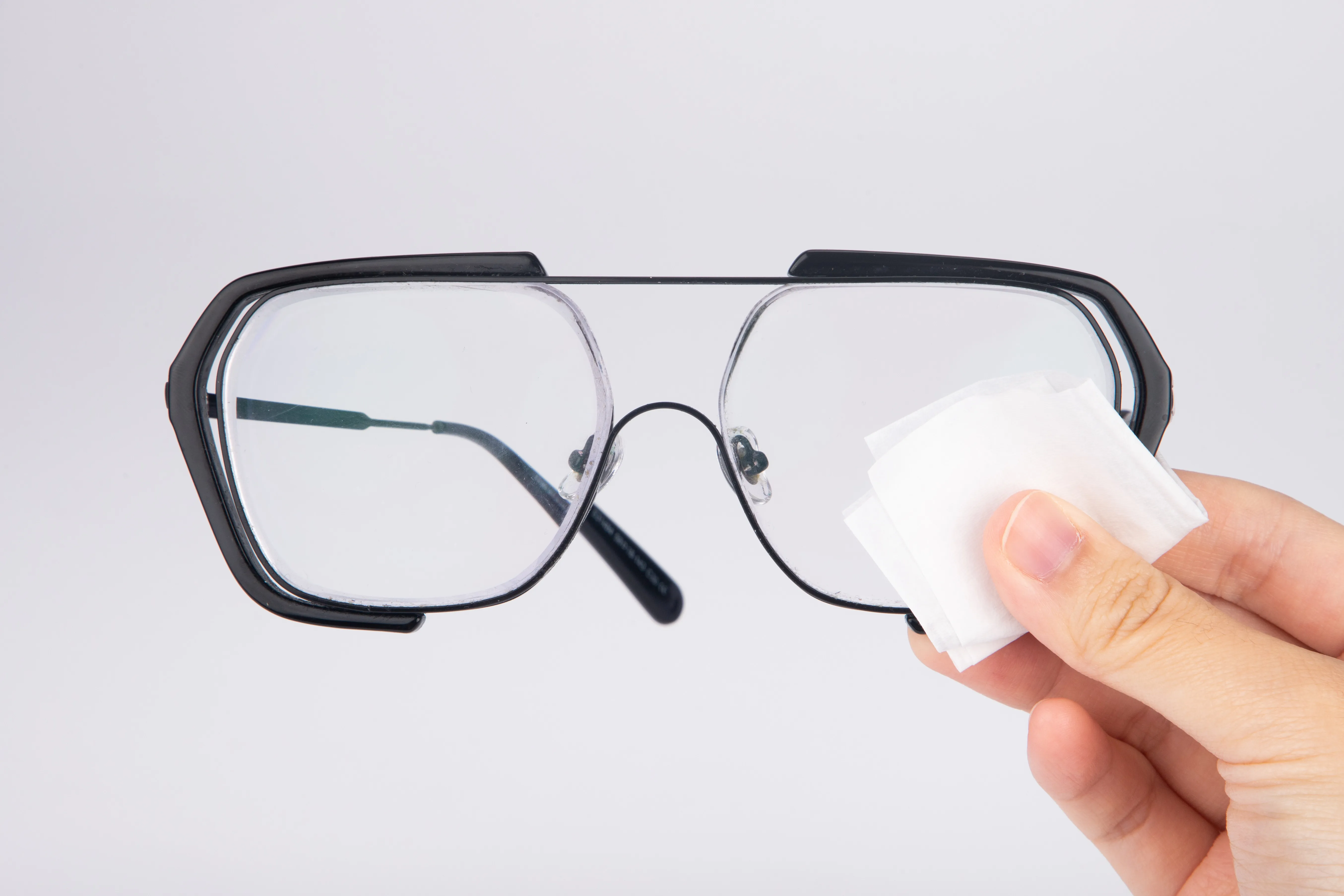 Монолитные удобные салфетки для протирания линз