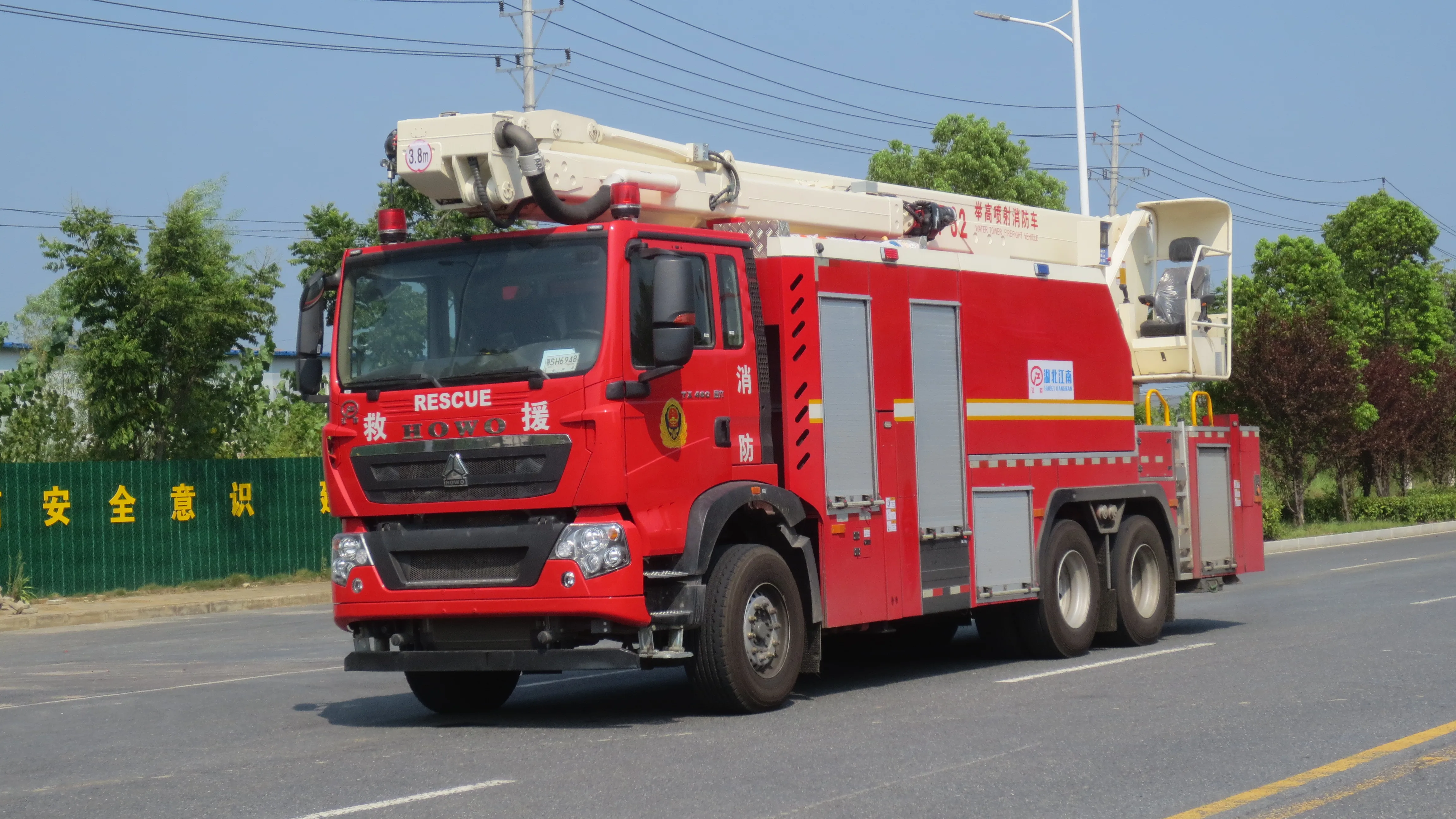 Sinotruk trucks Fire Emergency 6*4 truck with Fire Rescue Rolling Shutter fire truck for sale