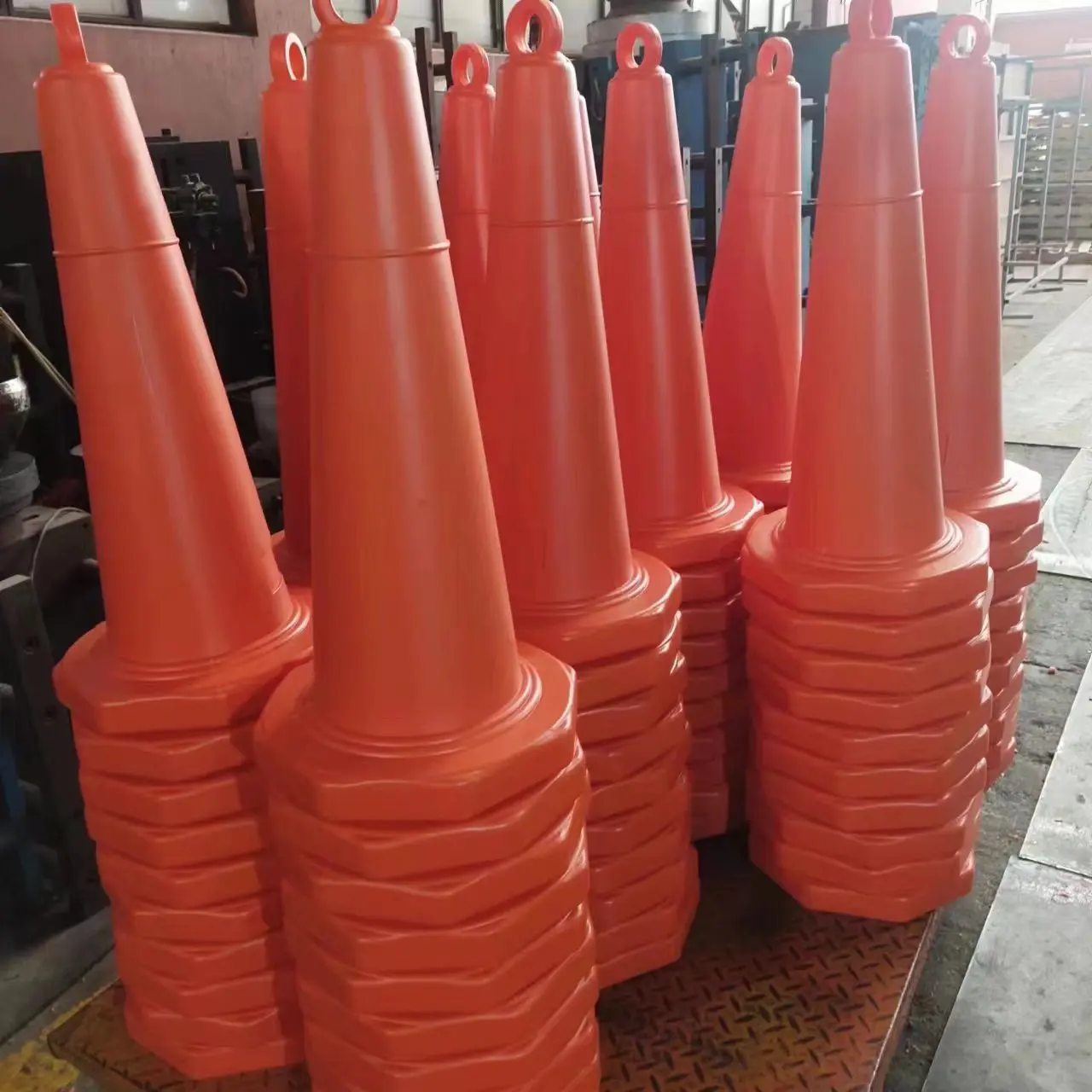 Traffic cone Can be filled with sand to add weight  with Lifting Ring  75cm PE Traffic Cone