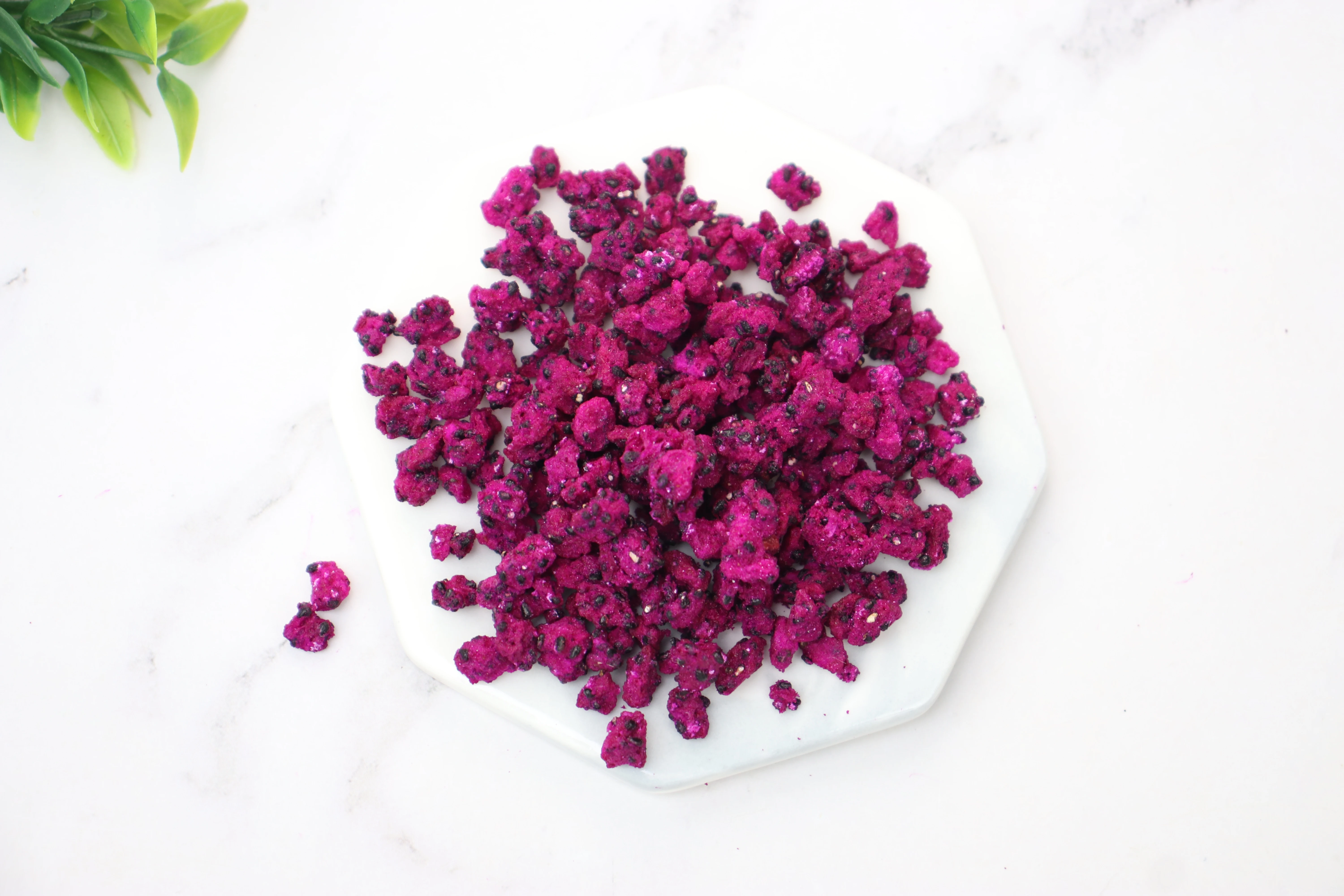 Sales of high quality freeze-dried dragon fruit cubes can be customized processed fruit tea