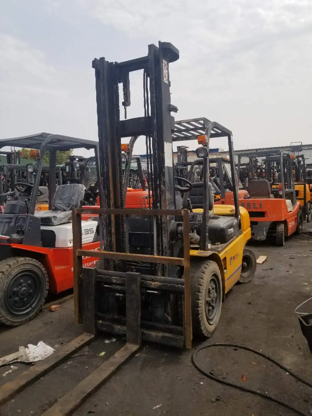 Used original color Toyota 3 ton forklift  Diesel Engine 3 ton 3.5 ton 4 ton Forklift  Fork Lifter for sale