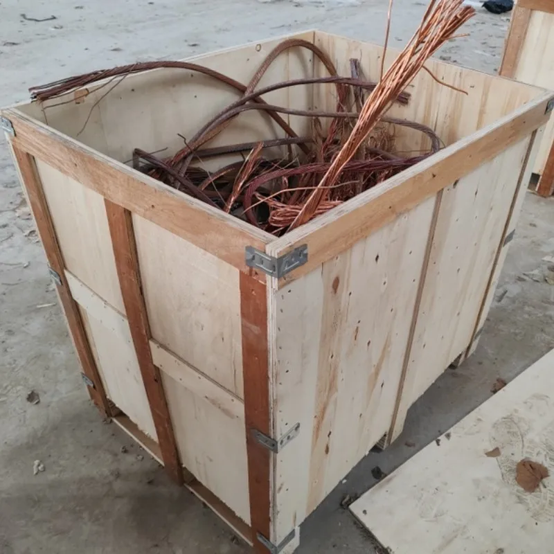 Инспектор выбирает образец на заводе для тестирования продукта