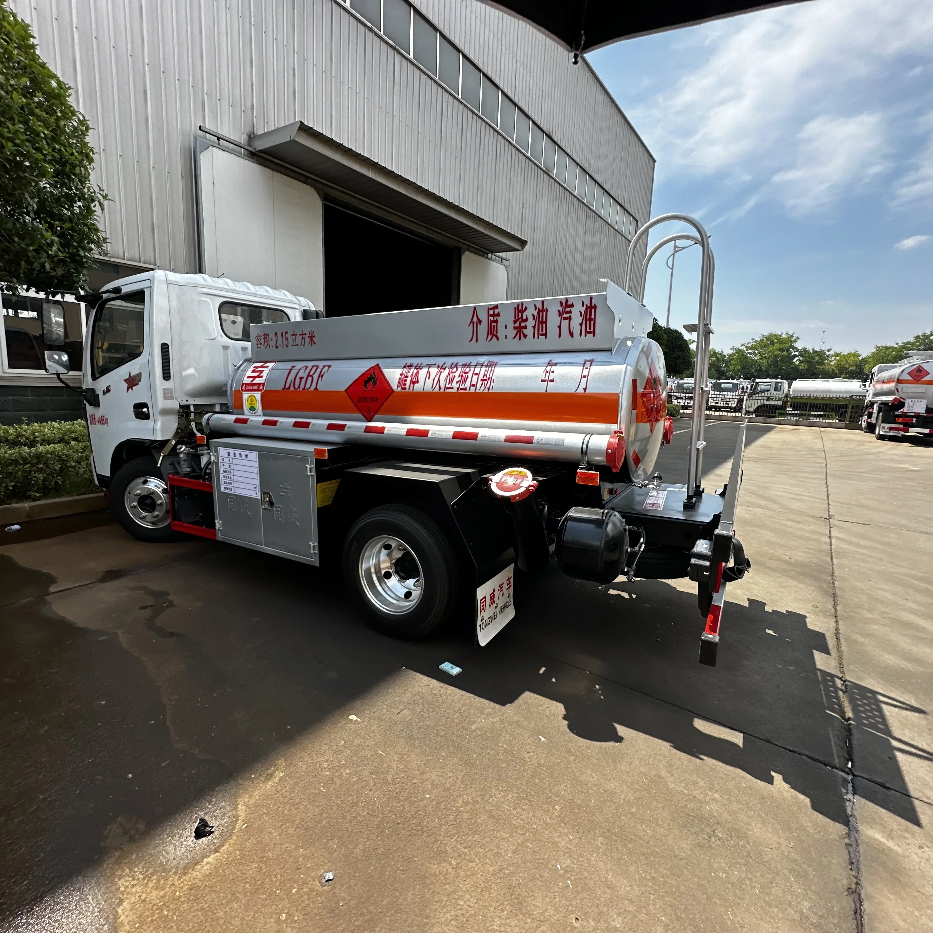 Dongfeng 2150 liter city fuel tanker, direct factory price, cost-effective