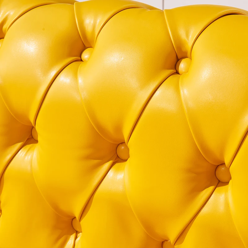  Желтый классический диван chesterfield и
