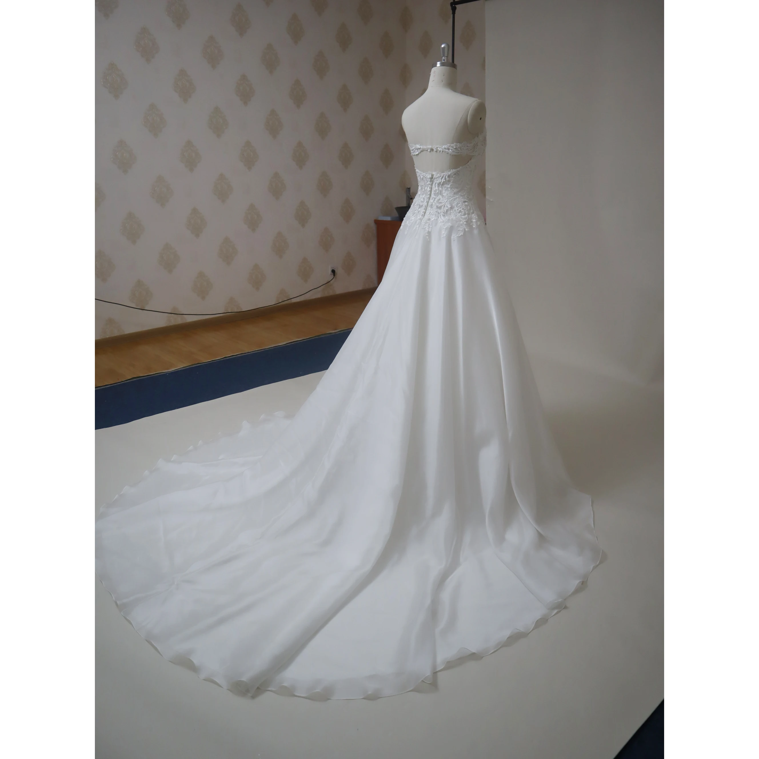 Wholesale charming sequin floral  lace back white fluffy floor length prom ball dress