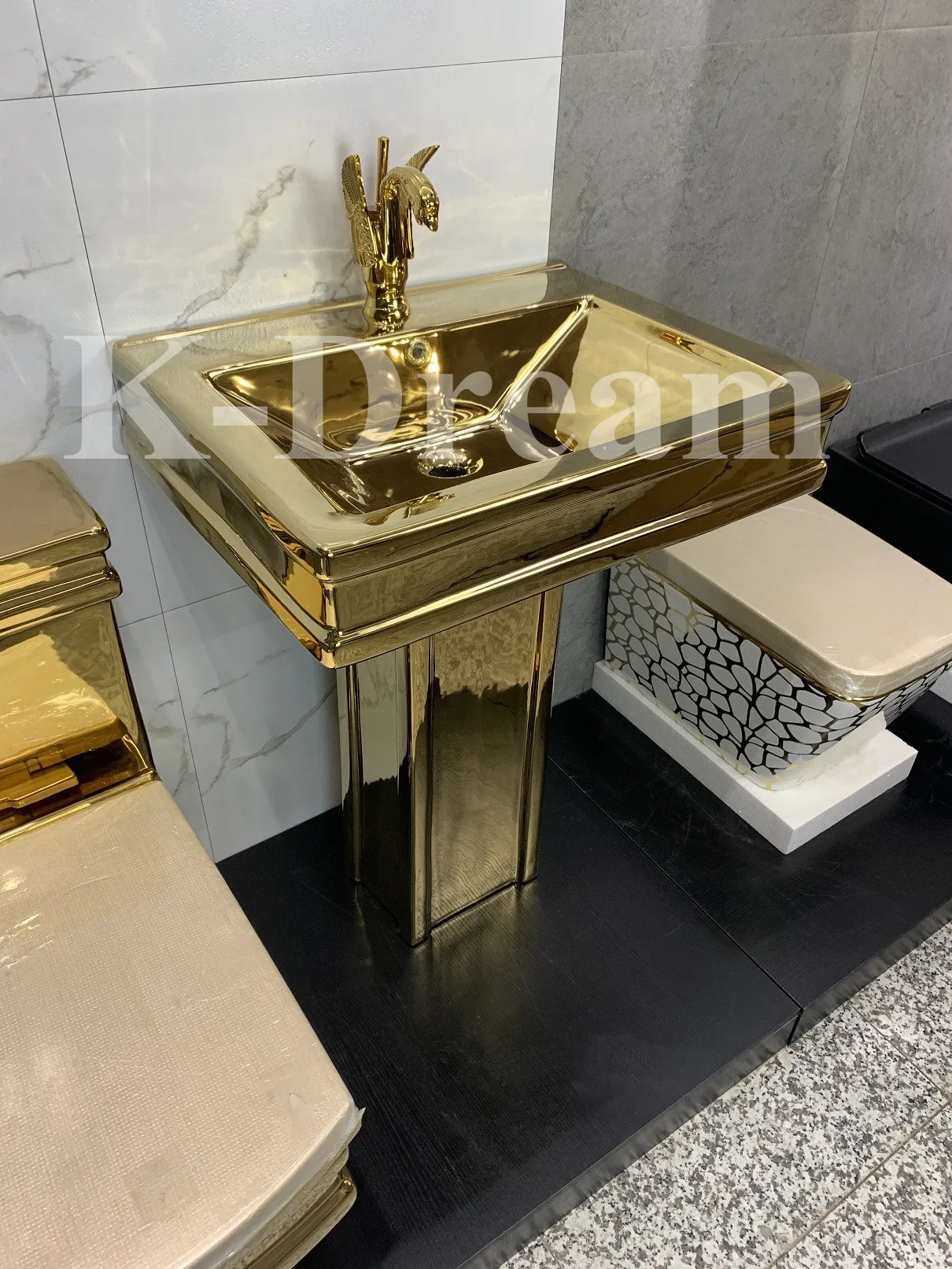 KD-10GPB Set Fashionable Golden Sanitary Ware Ceramic Floor Mounted Toilet Prices Gold Color Plated Bathroom Suite with Basin