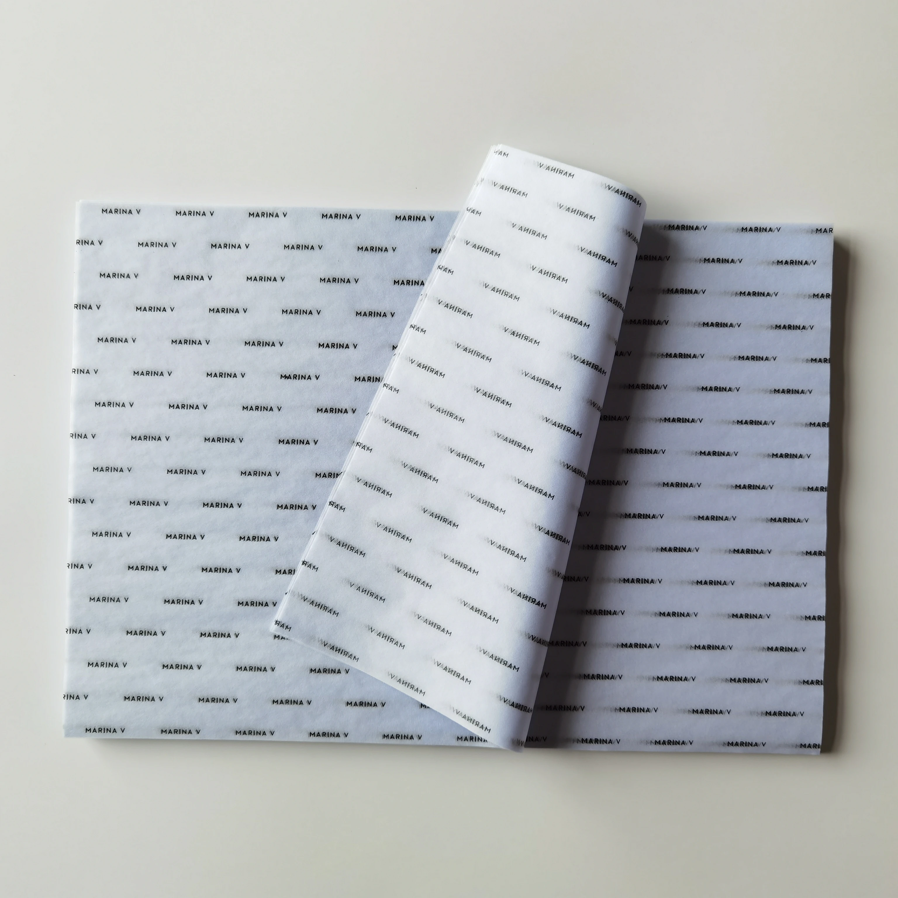 
Белая шелковая бумага на заказ с черным логотипом 17 г/м2, черный логотип на белой салфетке 22 г/м2, черная Подарочная салфетка, упаковочная бумага 24 г/м2 