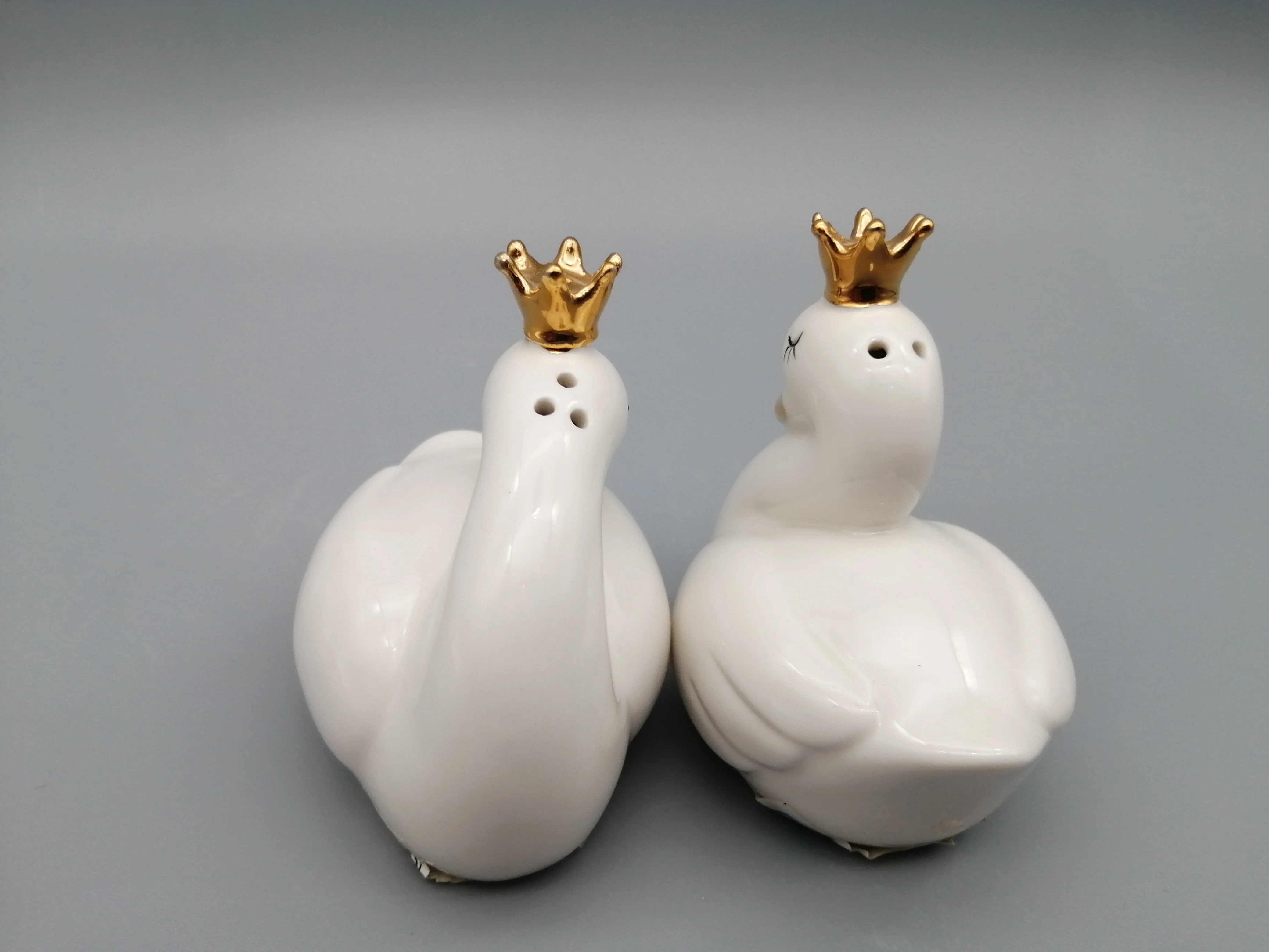 Wholesale price home decor white porcelain swan wih gold crown