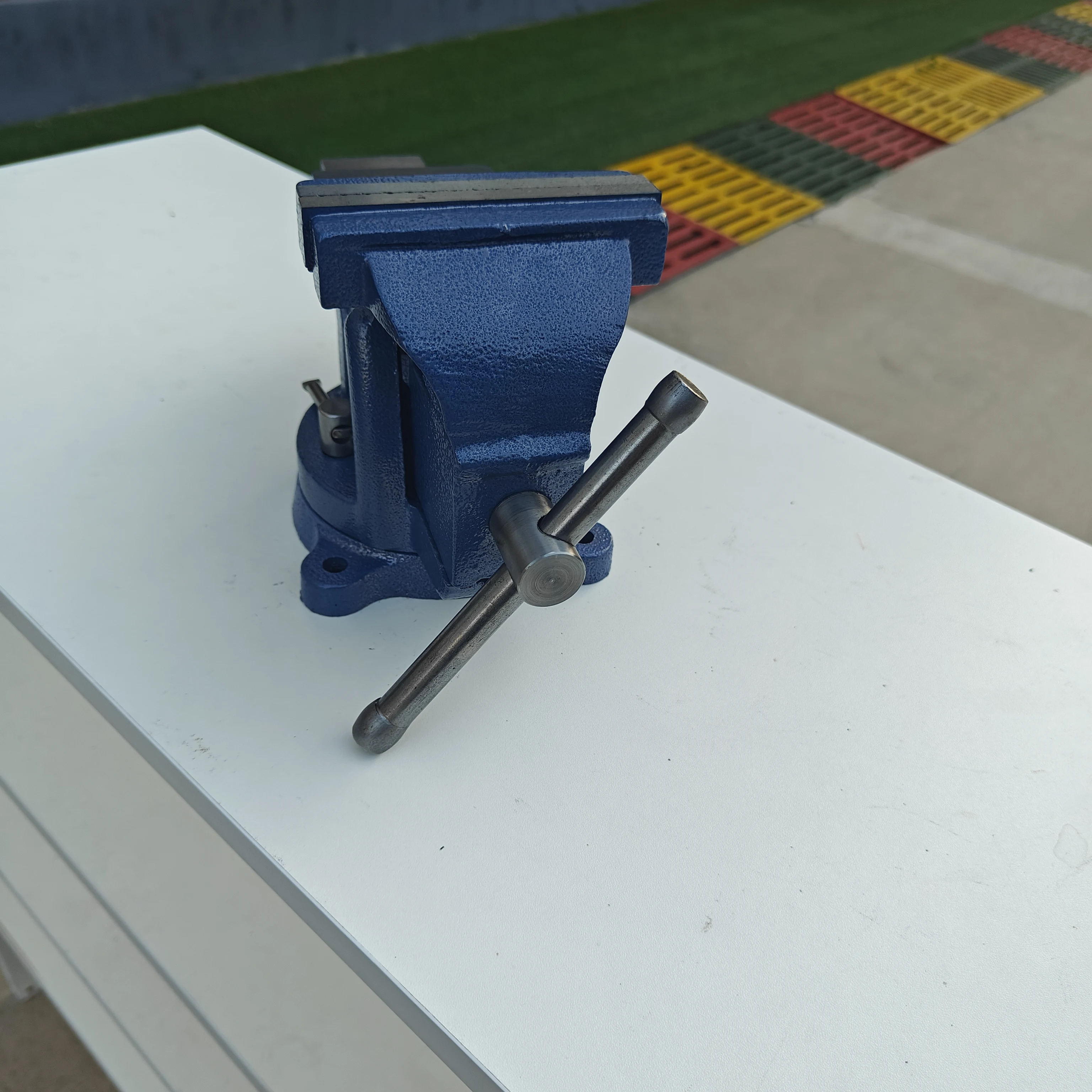 Chrome plated cast iron body with carbon steel jaws Fixed base bench vise Fixed base machine tool