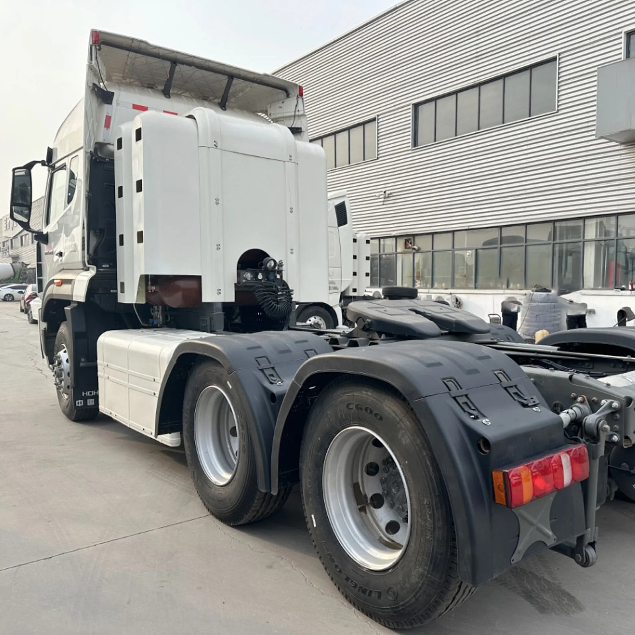6X4 Euro 6 Diesel Tractor SITRAK Truck with Leaf Spring Suspension and Manual Transmission