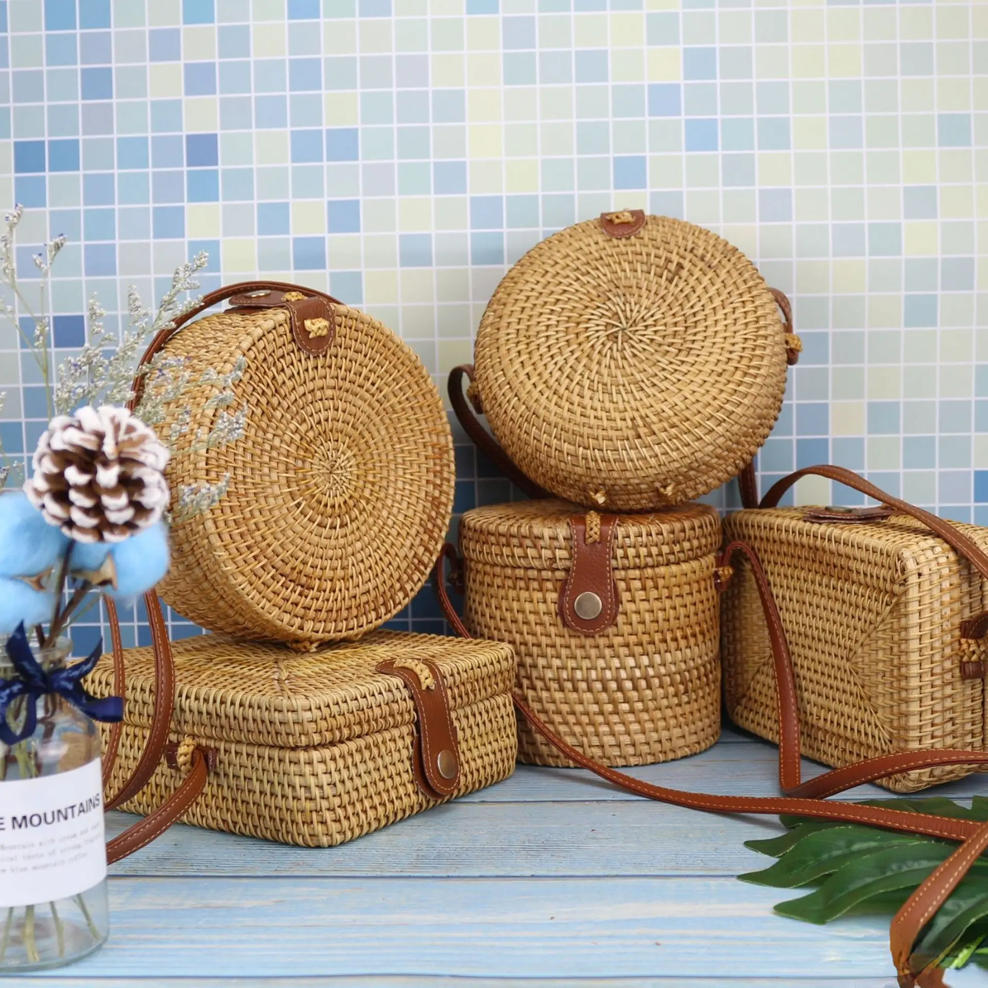 Wholesale Vietnamese rattan woven hand woven bags straw woven bags small round buckets single shoulder diagonal span bags