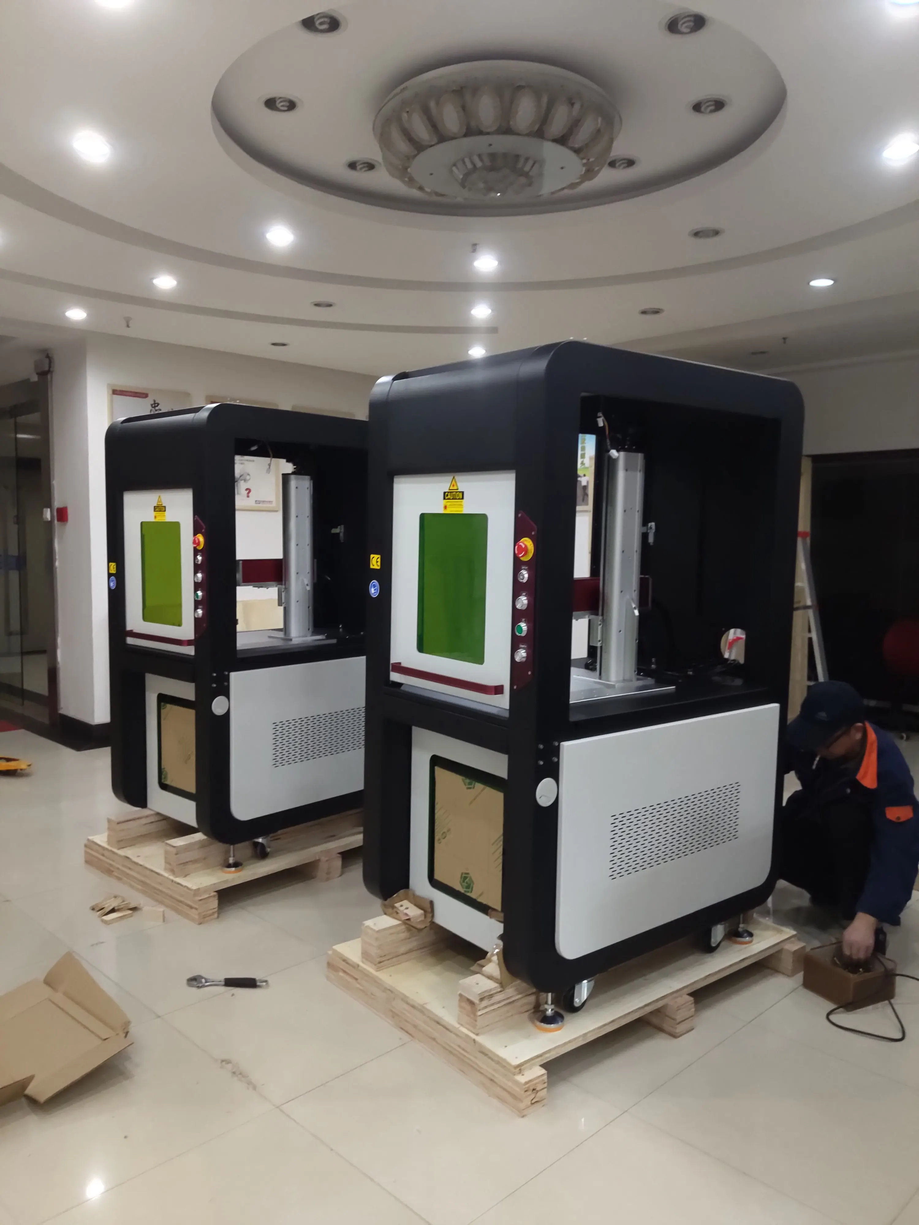 Enclosure fiber laser 30W 50W 60W 100w Laser marking engraving machine for stainless steel aluminum