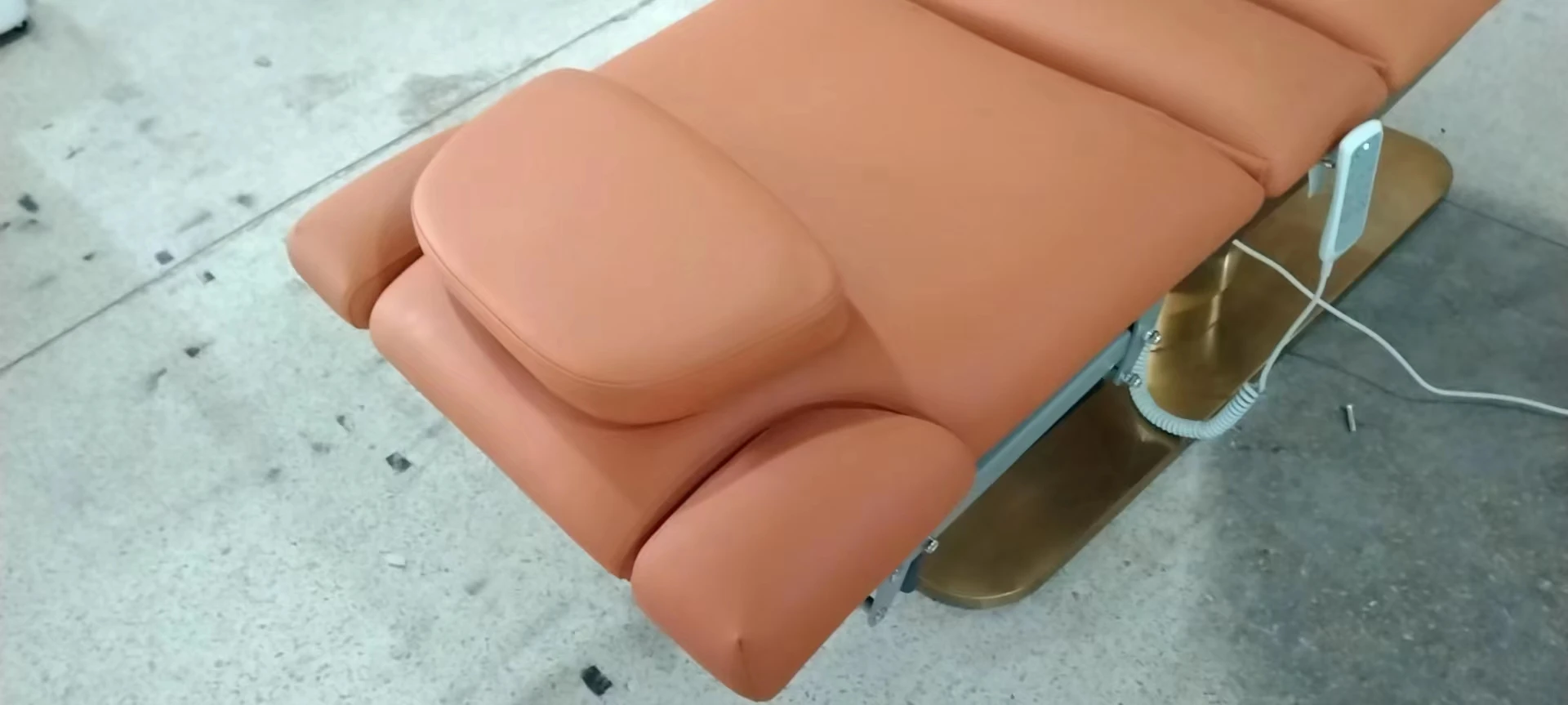 Kisen Pink Facial Body Massage Medical Treatment Bed Electric Beauty 3 4 Motor Chair Table Lift up and Down With Cover