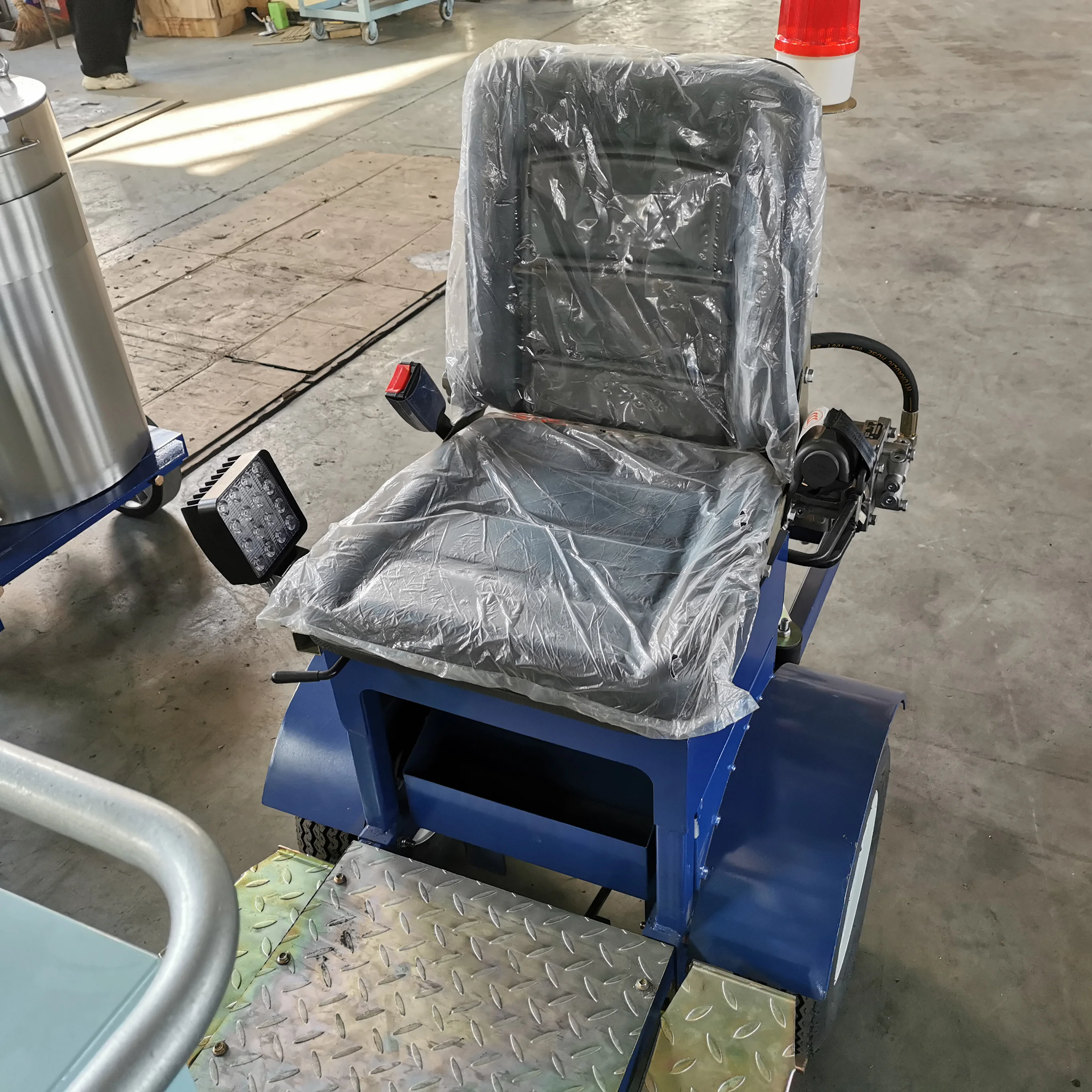 Автоматическая машина для маркировки дорожек из термопластичного материала