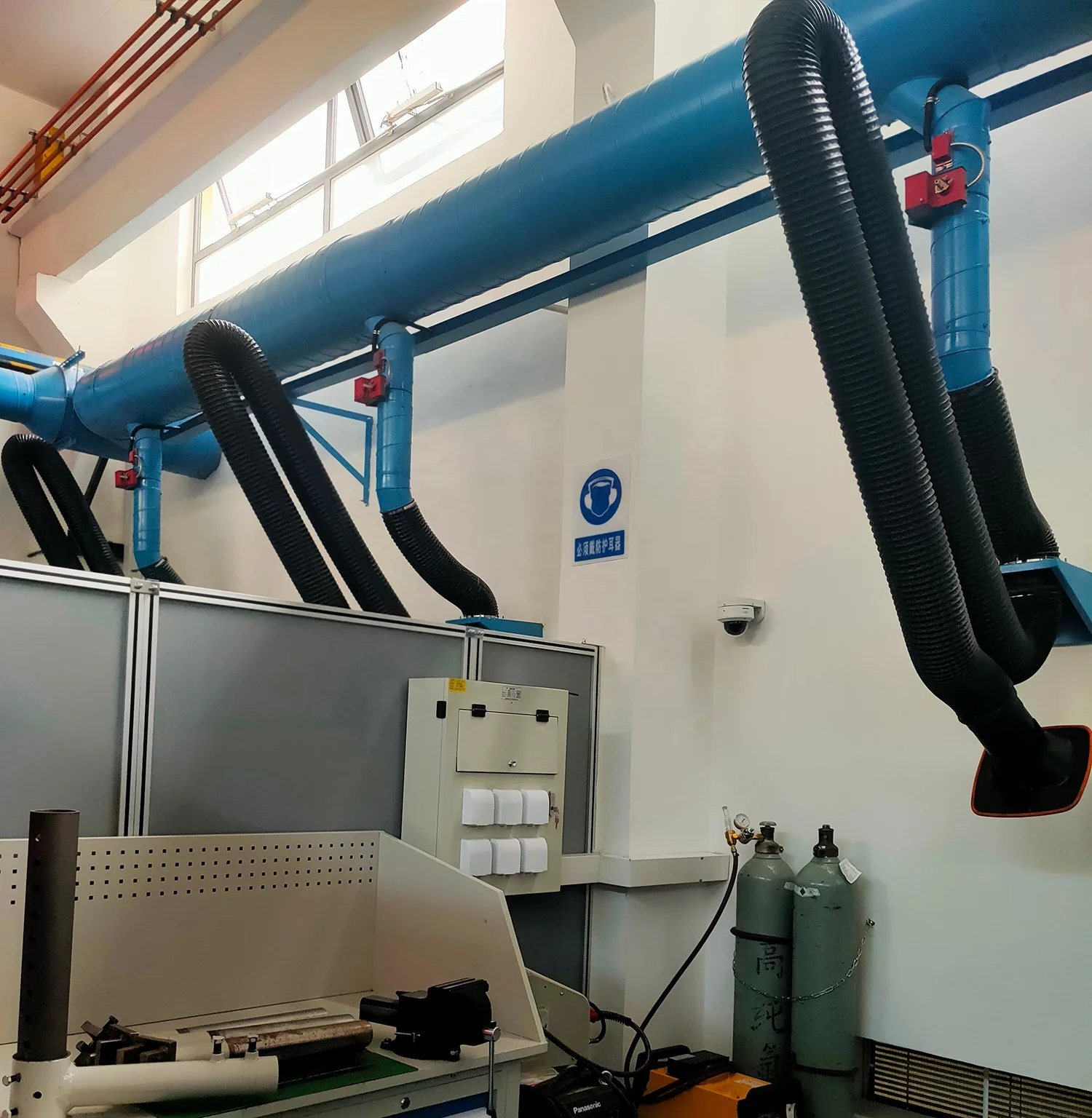 Welding fume and dust flexible extraction arm on the wall-mounted or pillar