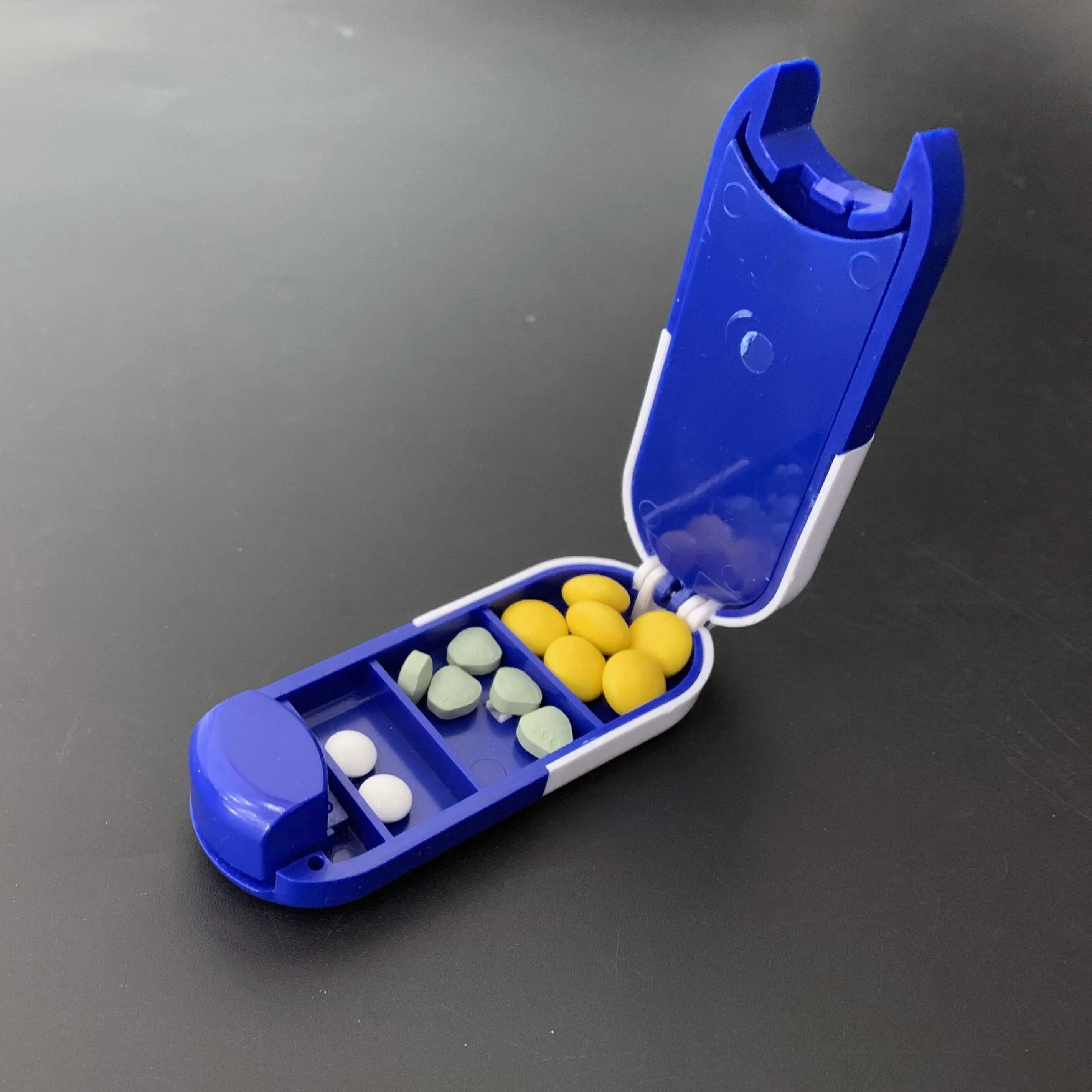 Пластиковый контейнер для хранения таблеток с лезвием из нержавеющей стали