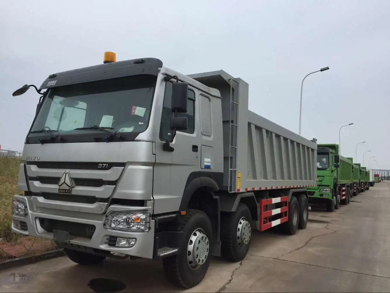 Sinotruck Dump 8X4 6X4  6X6 25 30 50 Toneladas Tipper Truck Tractor Head 12 10 Wheels Dump Truck Camion De La Basura