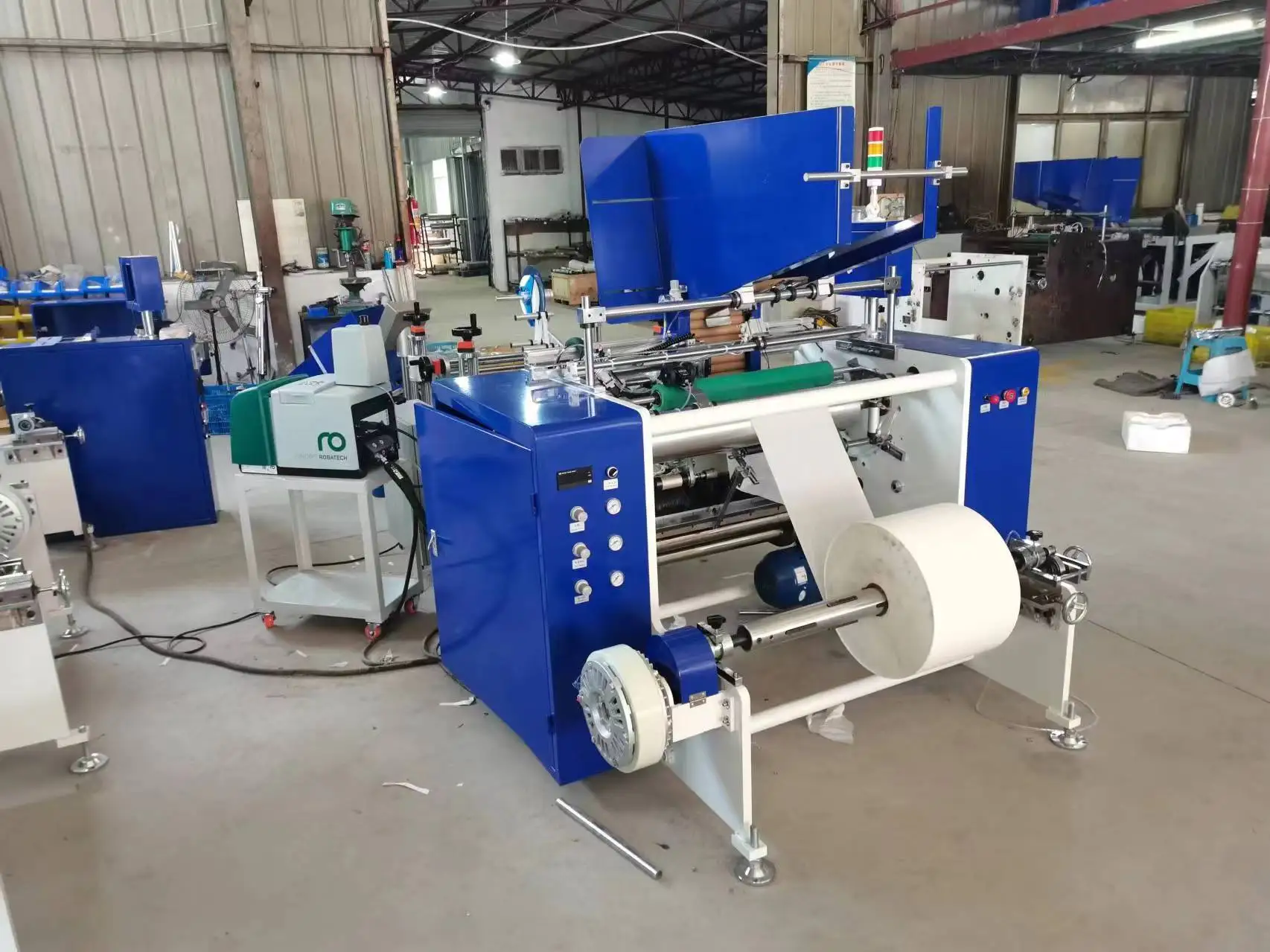 Easy to operate high output foil rewinder kitchen aluminum foil rewinding machine