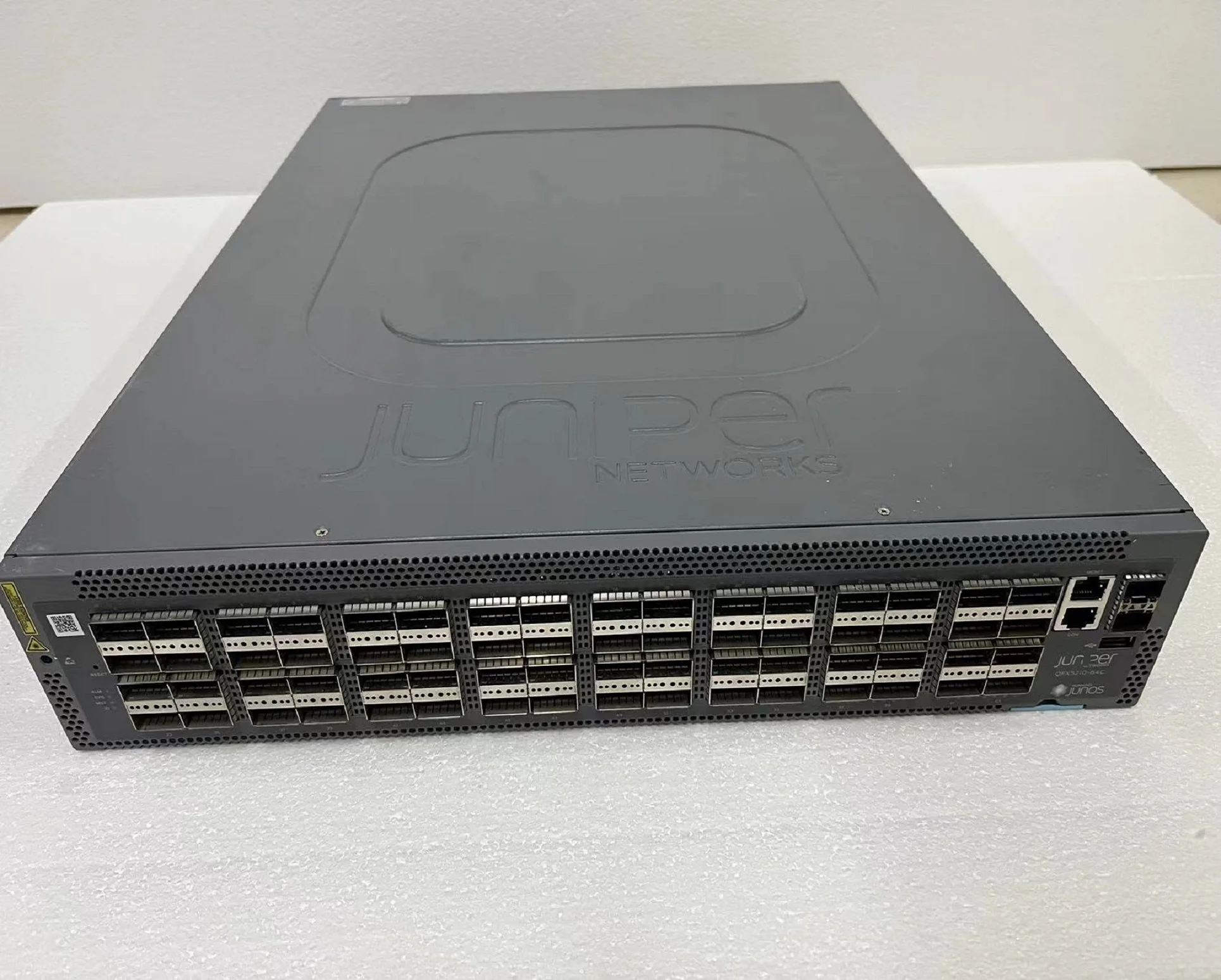 QFX5210-64C-AFO 64x QSFP +/QSFP28 100G порты переключатель