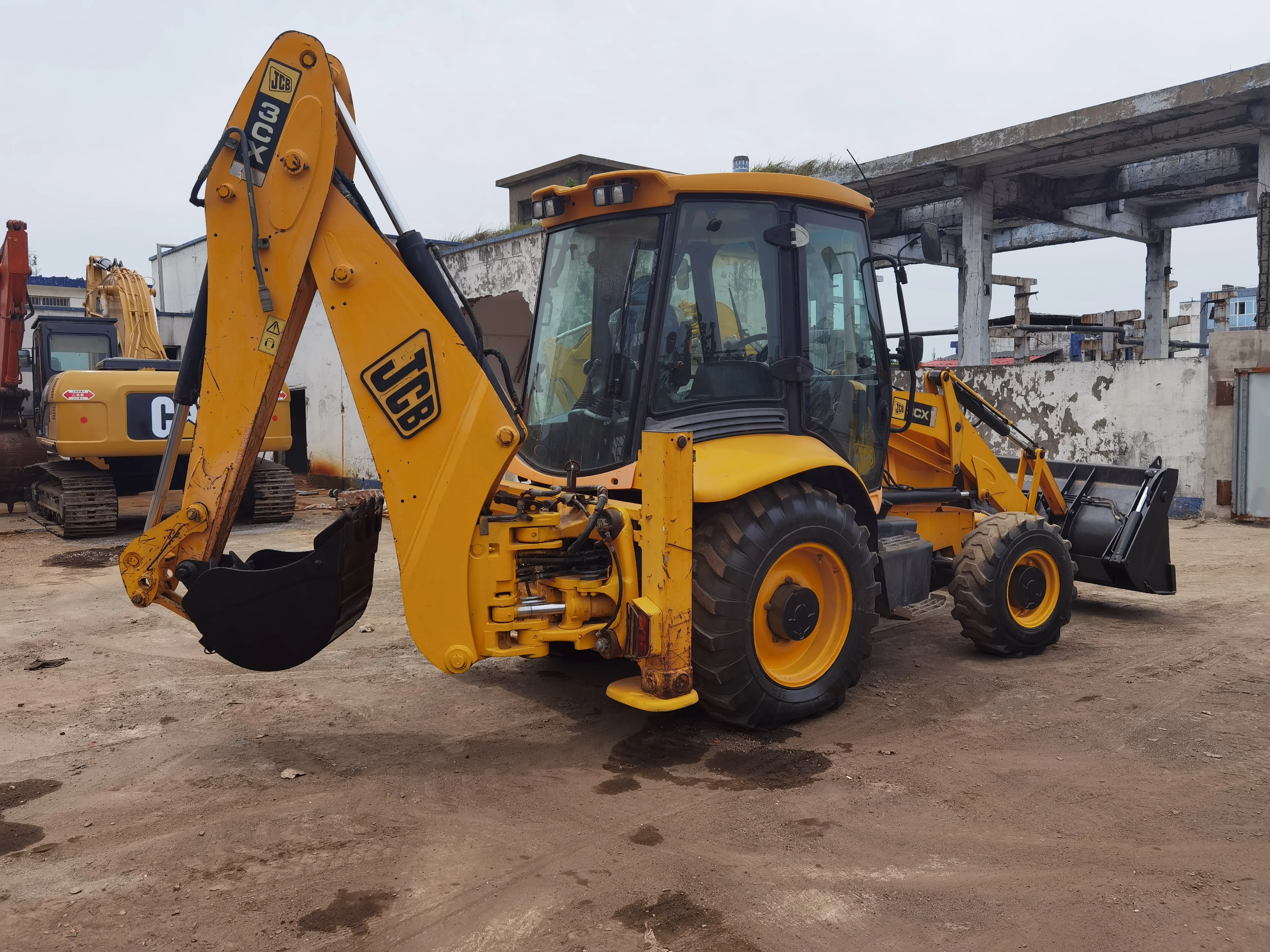 Running condition UK used JCB 3CX backhoe loader for sale in Shanghai site