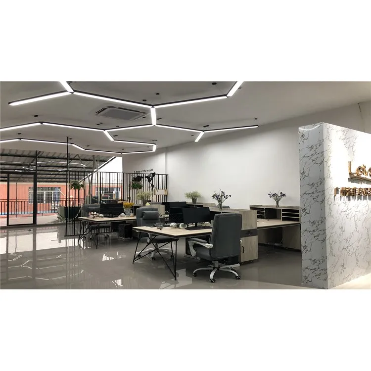 На одной стороне зеркала станции со столом MY-B050