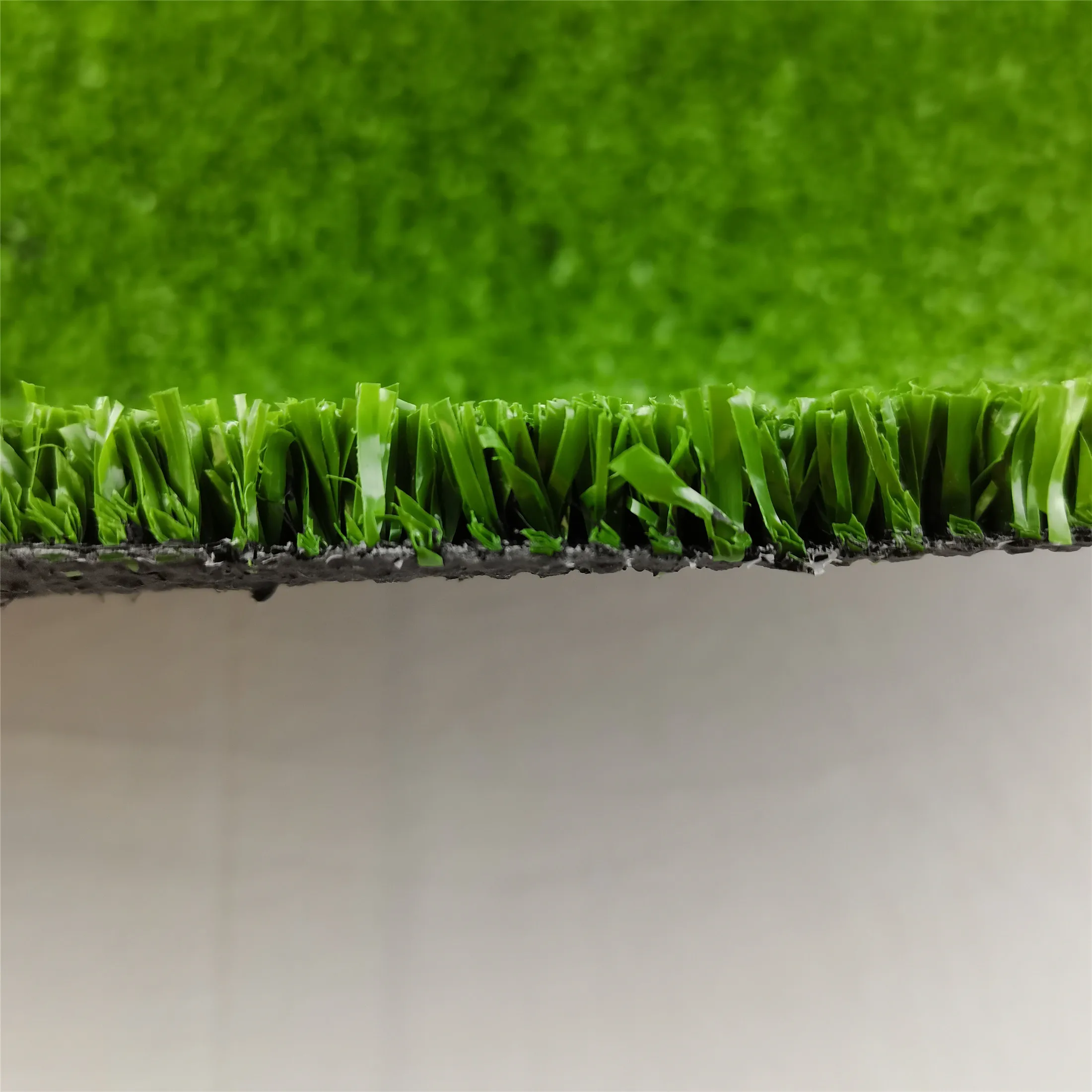 Cheap 10-15mm Green Artificial Short Grass Turf Eco-Friendly Synthetic PE/PP for Tennis Fields Gardens Indoors