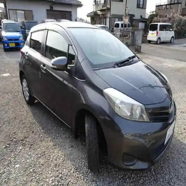 Автоматический использованный Toyota Y-aris модель Левый ручной и правый Привод доступны
