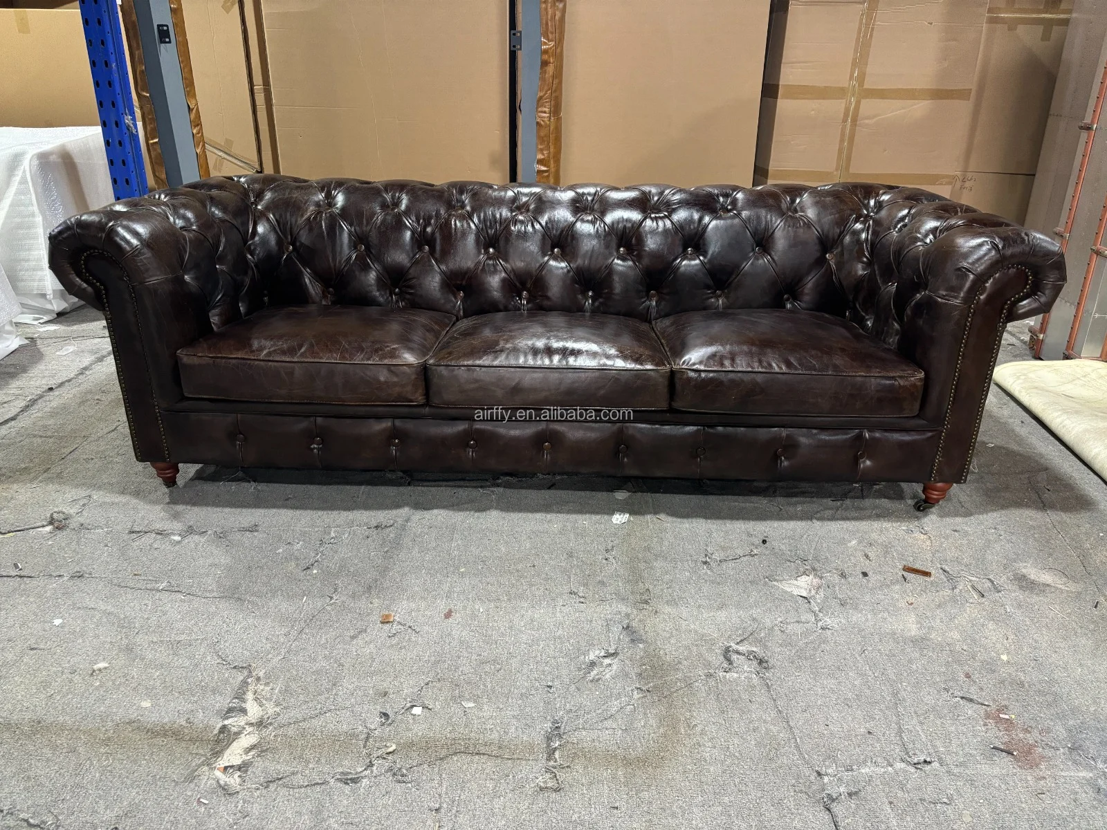 AIRFFY OEM/ODM Manufacturer Tufted Comfortable genuine Leather Chesterfield Accent Chair & Sofa  Handcrafted Wood button couch