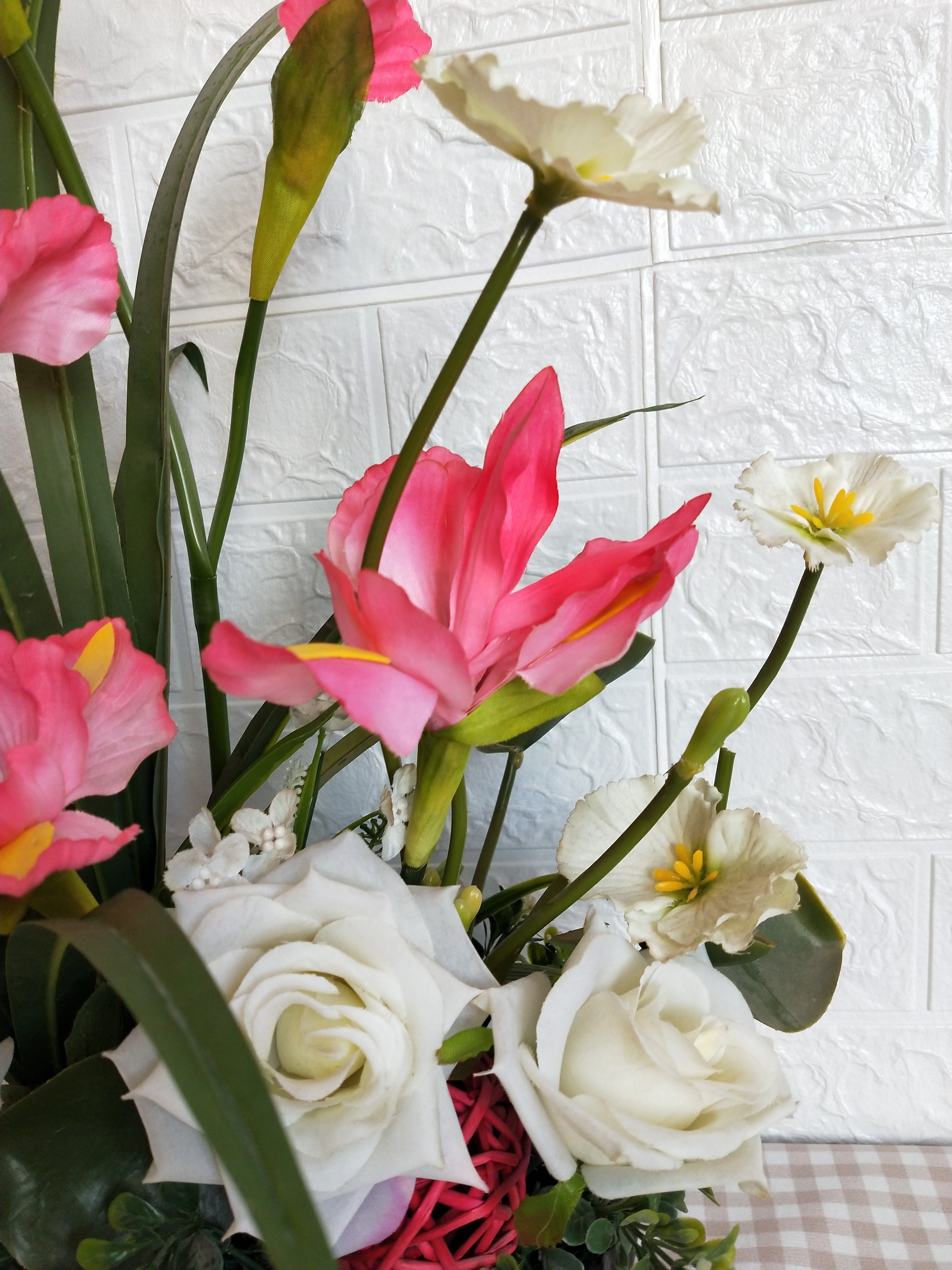 
2021 AMAZON hot-sale Perfect Home Decoration Artificial Floral Arrangement Colorful Silk Flowers in Balck pot for unique gift 