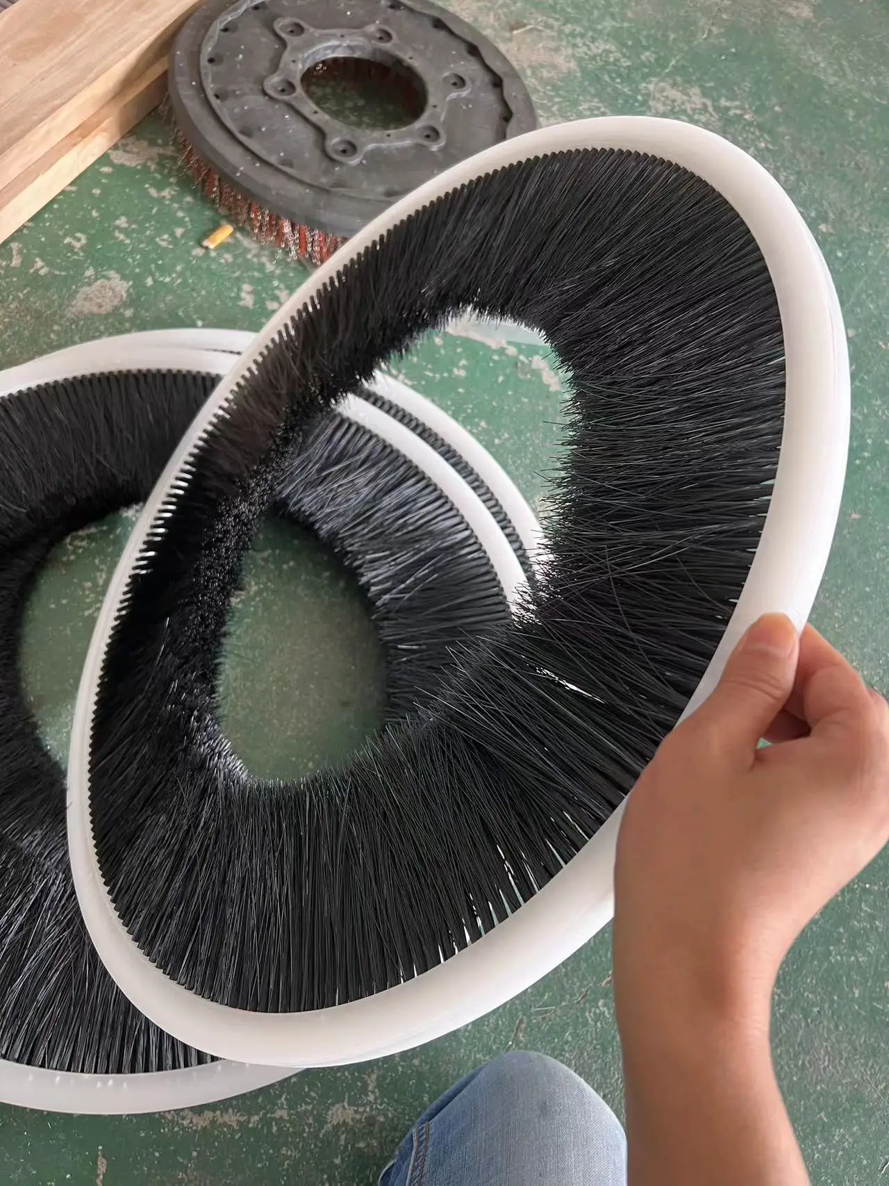 Manufacturer Customized round Brush Nylon Brush with Coil Spring Synthetic Fiber Material OEM Support