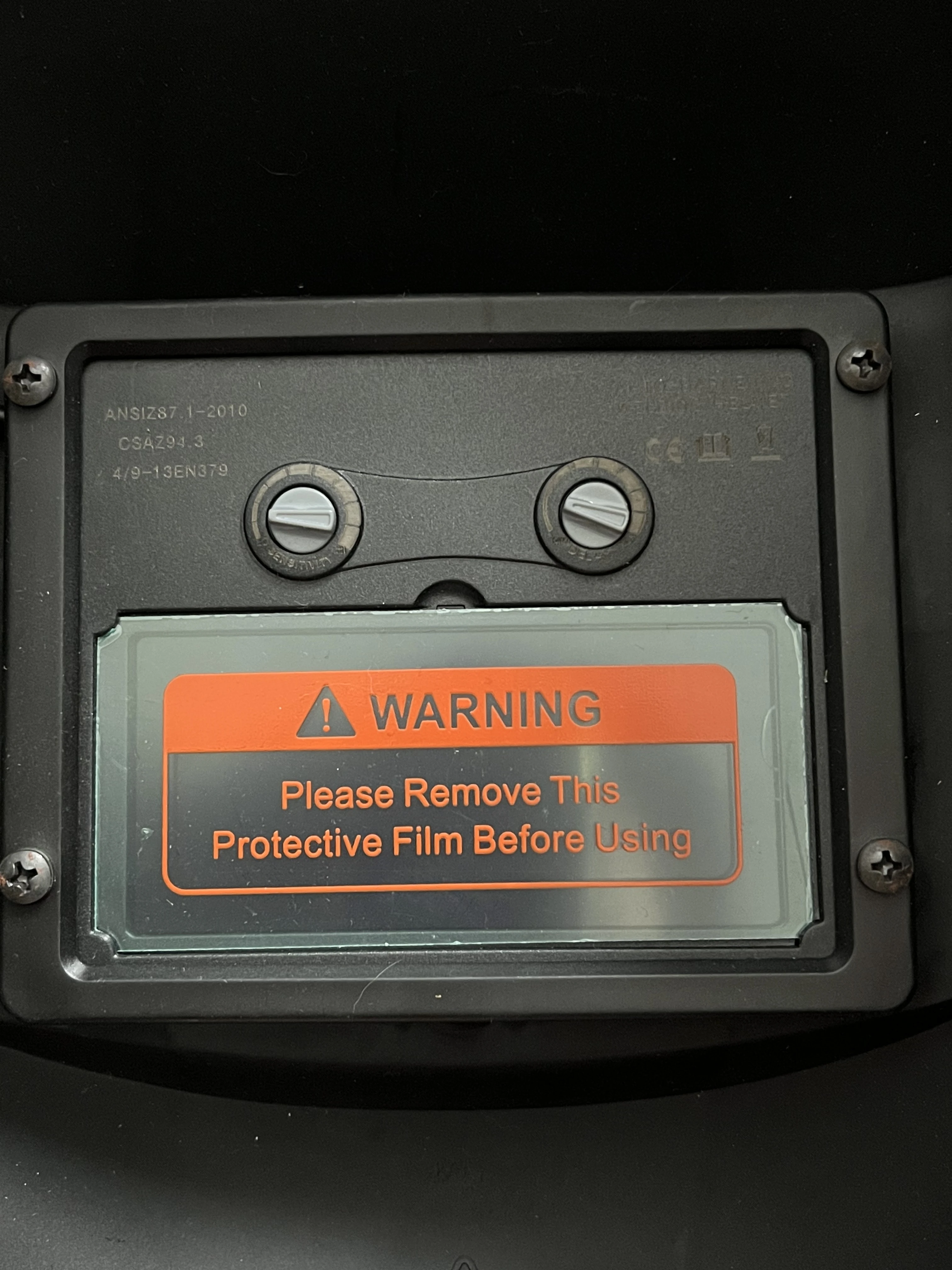 Self darkening welding helmet