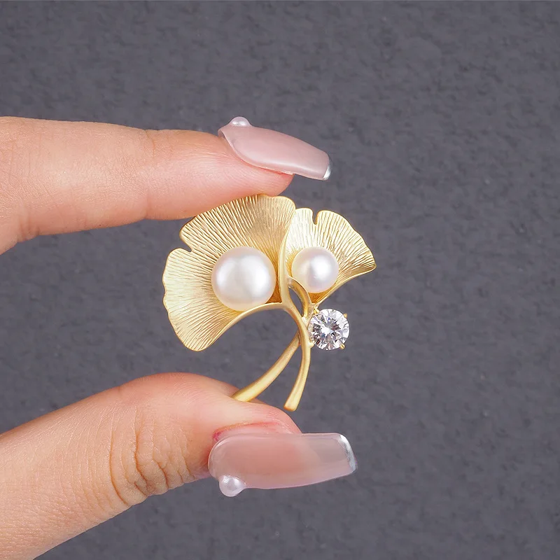 Fashion Gold Color Ginkgo Leaf Brooches for Women Wedding Party Metal Imitation Pearl Plant Leaf Brooches Pin (KBL147)
