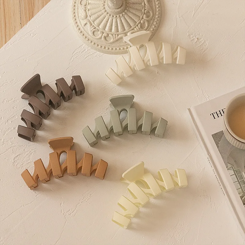 New Solid Color Wavy Gripping Hair Claw Plastic flower Hair Claw Matte Wavy Shark Large Hair Claw